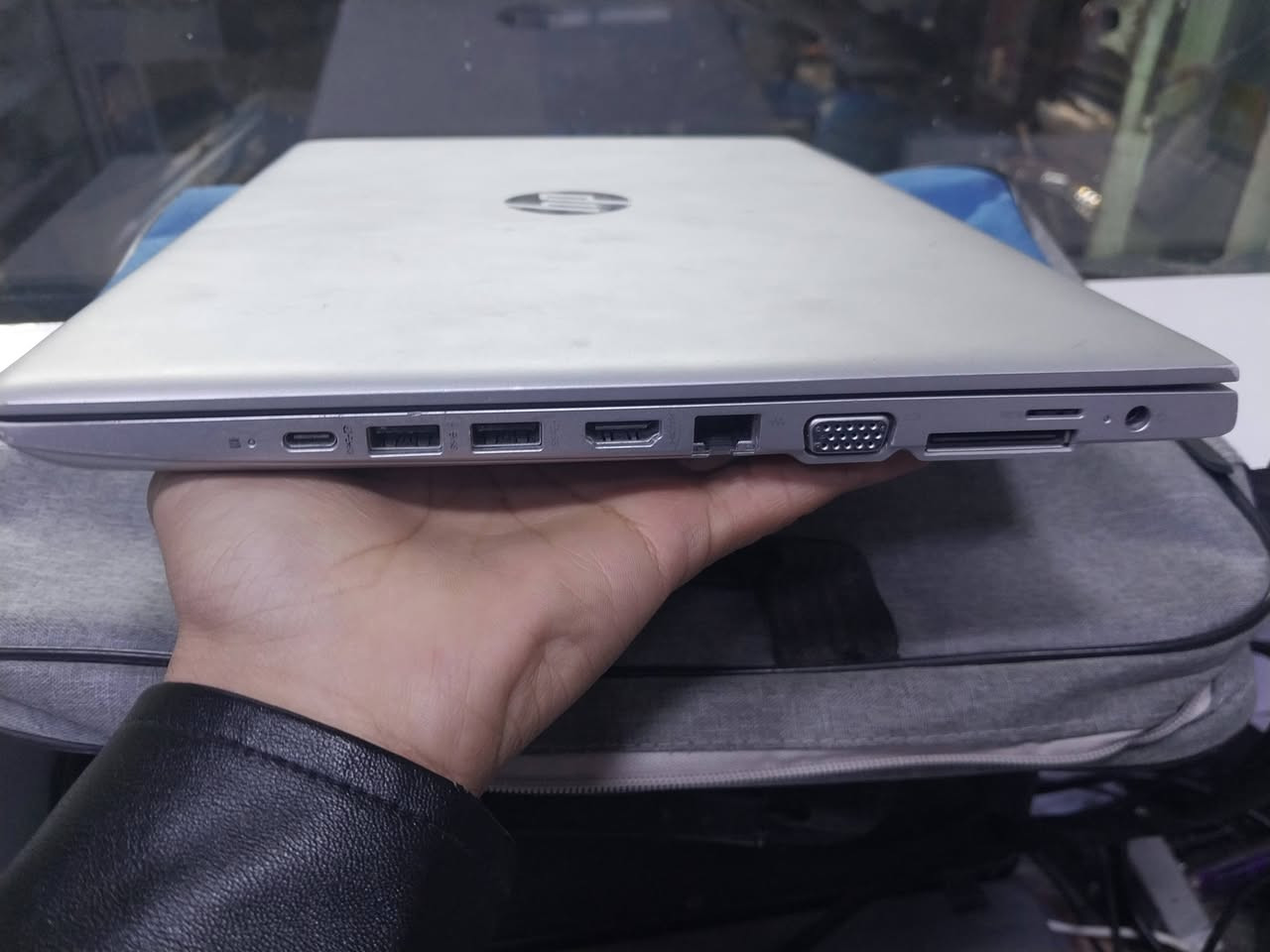 لابتوب HP ProBook 640 G4 السعر 225 وبي مجال
مناسب للعمل والدراسة
المواصفات :

المعالج: Intel Core i5-8350U (الجيل الثامن)
الذاكرة العشوائية (RAM): 8 جيجابايت
التخزين: قرص SSD 128 جيجابايت سريع (إمكانية إضافة قرص آخر بمساحة حسب احتياجاتك)
نوع الشاشة: 1080P (Full HD, FHD, 1080P, 1920 x 1080
حجم الشاشة: 14 بوصة بحجم مناسب للعمل والدراسة
المداخل:
USB Type-C
USB 3.0
VGA
HDMI
مدخل سماعات
LAN
منفذ شحن تايبسي ايضآ
قفل الشاشة: بصمة الاصبع
نظام التشغيل: Windows 10 pro
مع الابتوب حقيبة وماوس وشاحنة اصلي


**إذا كنت صاحب هذا الإعلان وتريد حذفه لأي سبب، رجاءا أرسل رسالة إلى الدعم الفني**
