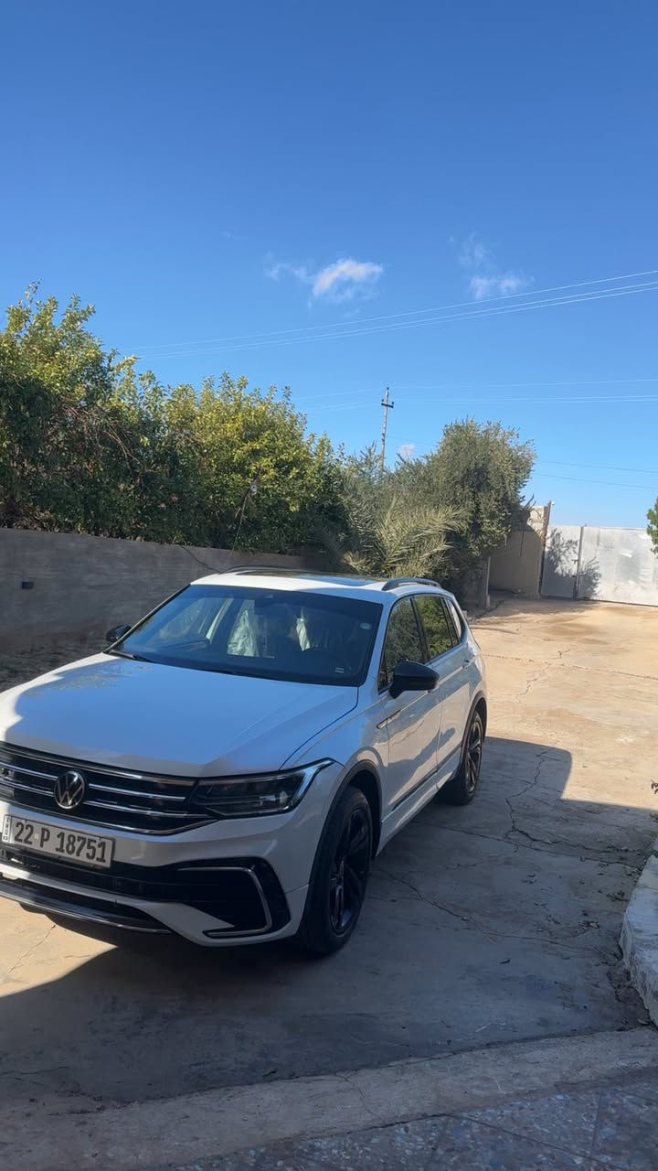 السلام عليكم على بركة الله 
للبيع او مراوس بسبورتج 2023وفوك خليجي
Volkswagen TIGUAN 2023 R-line Se
فول مواصفات السياره للأخير كامل مواصفات 
وراد أمريكي حادثها راس البنيد وباب السايق راجع على الباردفقط بدون جاملغات بدون دواخل بدون شواصي
ايرباكات فقط الستيرن 
ايرباك البرده مكفول
ايرباك الدشبول مكفول 
بچم أمامي وخلفي كبس 
محرك 2000ccتوربو نشاط وسرعه واقتصادي جدا 
ماشي 34الف كيلو متر حقيقي 
مواصفات السياره 
بانورما كامله 
حساسات امامي خلفي 
رادارات إماميه وخلفيه 
كامره خلفيه بأربع انضمه للأجسام الحاره 
عداد ديجتال 
شاشه داعمة لنضام Apple car play و Android Auto 
قياده ذاتيه وشبه ذاتيه 
Cruesتثبيت سرعه 
هاند بريك بصمه 
Auto stop
نضام تكييف إلكتروني 
كشتات تدفئه 
تشغيل عن بعد 
Minual light
Auto light 
لد نهاري 
كشن كهربائي 
وبعد كومه مواصفات بالشاشه وبغير الشاشه
تشغيل بصمه 
شحن لاسلكي وسكلي 
7راكب 
هيترات حراريه بالمري 
سياره جديديه الله شاهد ومال بيت لا متعوبه ولا اي شي 
السعر 225 وبيها مجال للشراي 
مكان السياره صلاح الدين قضاء الضلوعيه او بغداد حي الجامعه 
هاتف ***********
رقم أربيل 22 سنويه وهزه كلهن جديدات
