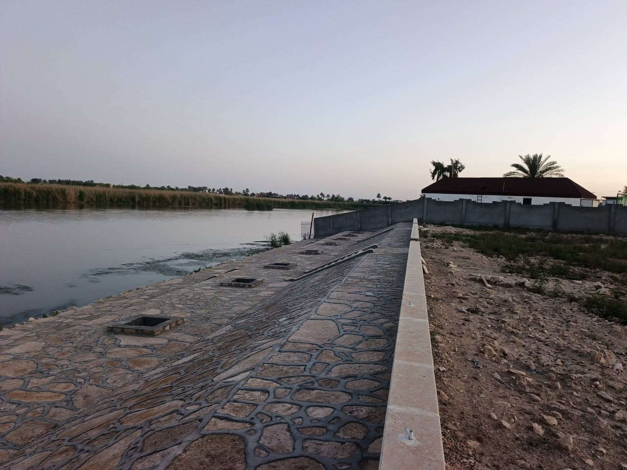 سلام عليكم ارض مزرعه لبيع في الانبار الفلوجه منطقه النعيميه  علي شط مباشر تبليط واصله تبعد عن شارع العام 200متر  كامله مساحه دونمين  تنباع دونم او دونمين ماكو مشكله نزال 165  كاع حلوه ومقلفه حجر  وسياج  مثل ما واضحه كدامكم رقم الهاتف ‏‪***********‬‏
