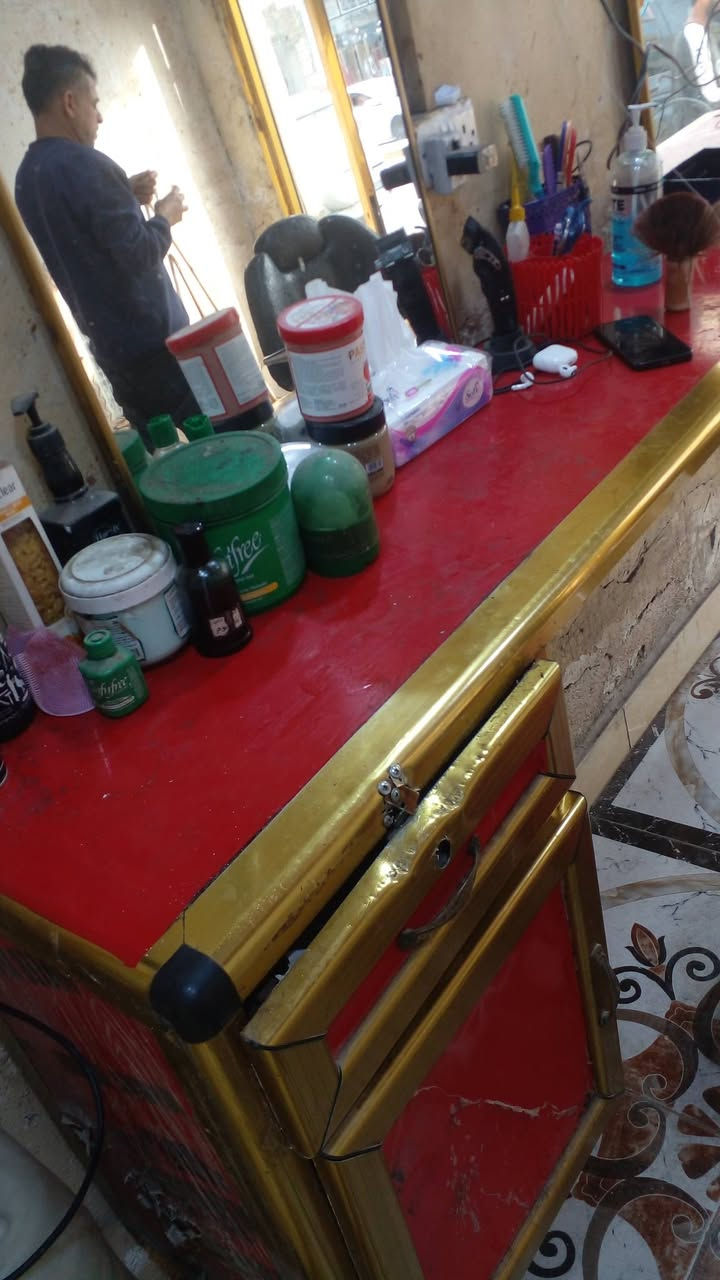 ميز حلاقة للبيع كامل مع المرايات المكان البصرة الكندي سعره 125 الرقم ***********
