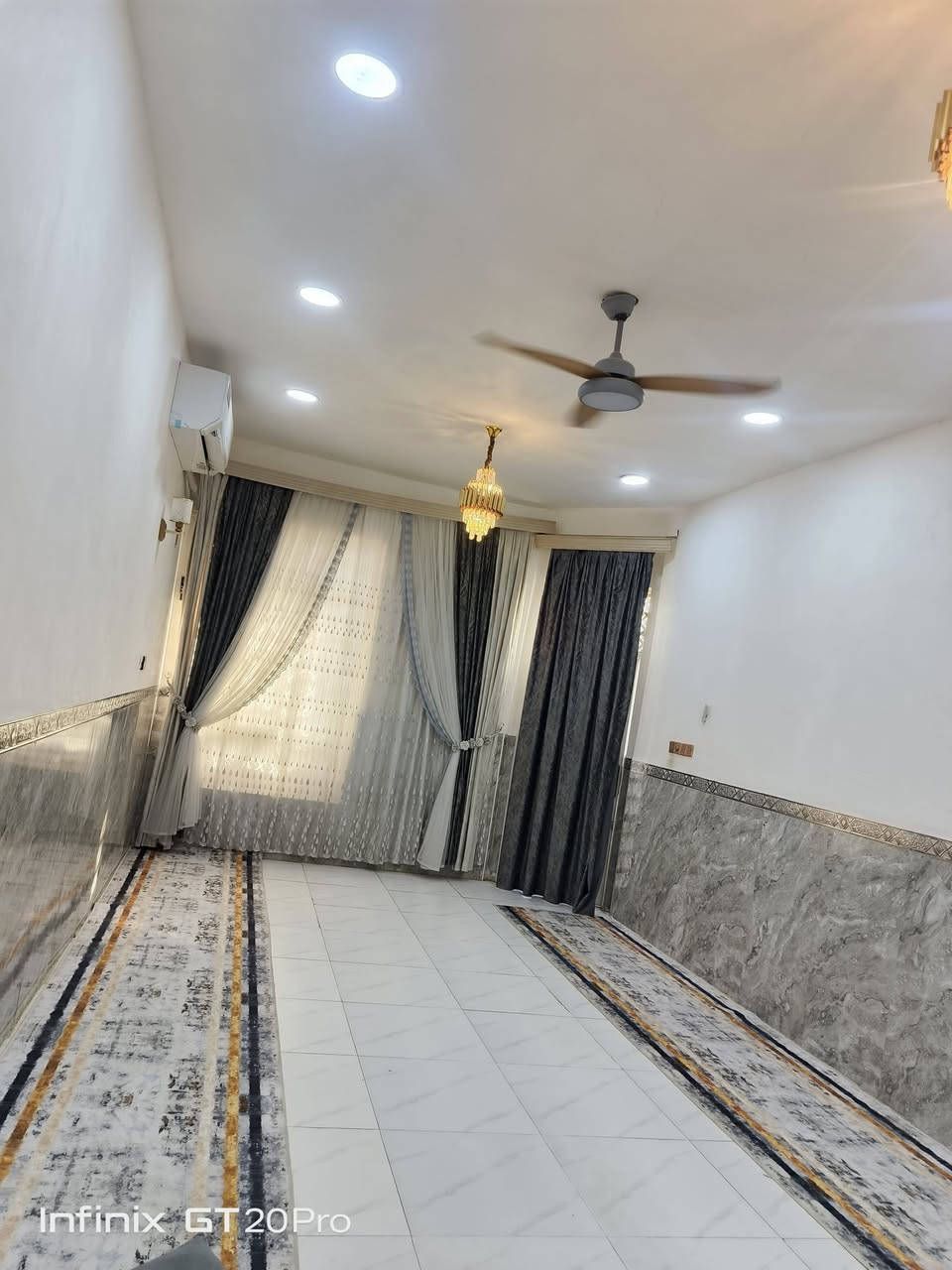 السلام عليكم 
الدار البيع 
طابو صرف مساحه ((180)) 
حي شهداء شارع إسالة ماي 
البيت داخل فرع 
 *طابق ونص*
مجموع الغرف (٤) 
(كونكرت صب) 
١- استقبال _ مساحة ٤×٨ 
٢- صالة _ مساحة ٧×٨
٣- حمام داخلي 
٤- منور 
٥- غرف عدد(٢) مساحة٤×٥
٦- كراج 
٧- صحيات خارجية 
--------------
 *الطابق الثاني* 
١- صالة (نص الصالة عگاده) 
٢- غرف عدد (٢) مساحة ٤×٥ عگادة
مشتغليهم قبل سنة 
--------------
المساحة( ١٨٠ )
استفسار اتصل بل أرقام تأليه
((***********)) ((***********)) اخوكم أبو عراق
