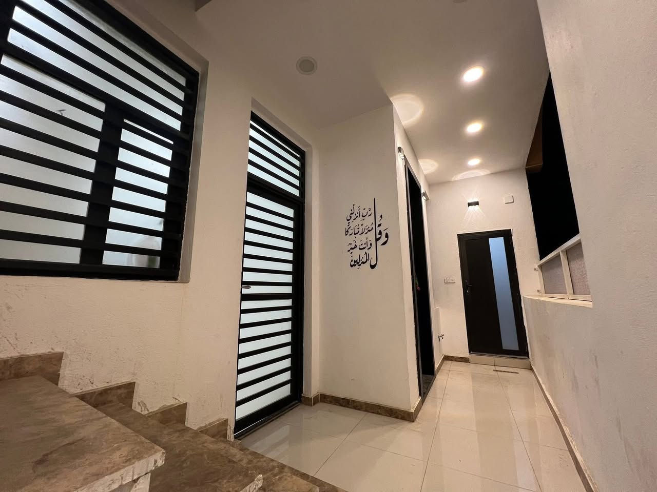 � شقة للإيجار - الطابق الثاني، منطقة علي الصالح
⚡ مميزات الشقة:

 • 🛏️ غرف نوم: 2

 • 🛁 الحمامات: 2

 • 🍳 المطبخ: جاهز 

 • 🌬️ المناور: 2

 • 💧 تانكي ماء: سعة 1000 لتر عدد 2

          ماطور ماء بوستر مع سخان مع صروخيات مع مراوح سقفيه

💰 الإيجار: 700,000

📞 للتواصل: ***********

ملاحظه :

عوائل فقط

ملاحضه ثانيه/ البردات والكاونتر  والمراوح السقفيه مع الشقه 

ماتحتاج شي جاهزه ومجهزه ❤️
