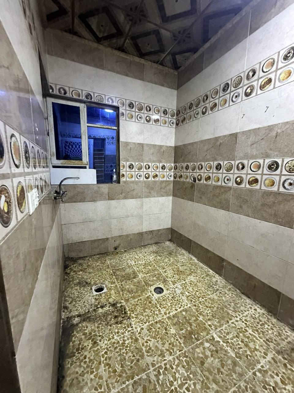 يتوفر 🛑🛑🛑🛑🛑🛑🛑🛑🛑
دار للايجار في حي سومر 
مساحة 100 متر 👉👉👉👉👉👉👉👉
بناء حديث فول 
طابق ونص 🫸🫸🫸🫸🫸🫸🫸
ط1 يتكون من غرفة وهول واستقبال وصحيات ومطبخ 
ط2 يتكون من غرفة 
السعر 300 قفل 
قرب السوق 
للاتصال والاستفسار ***********
***********
