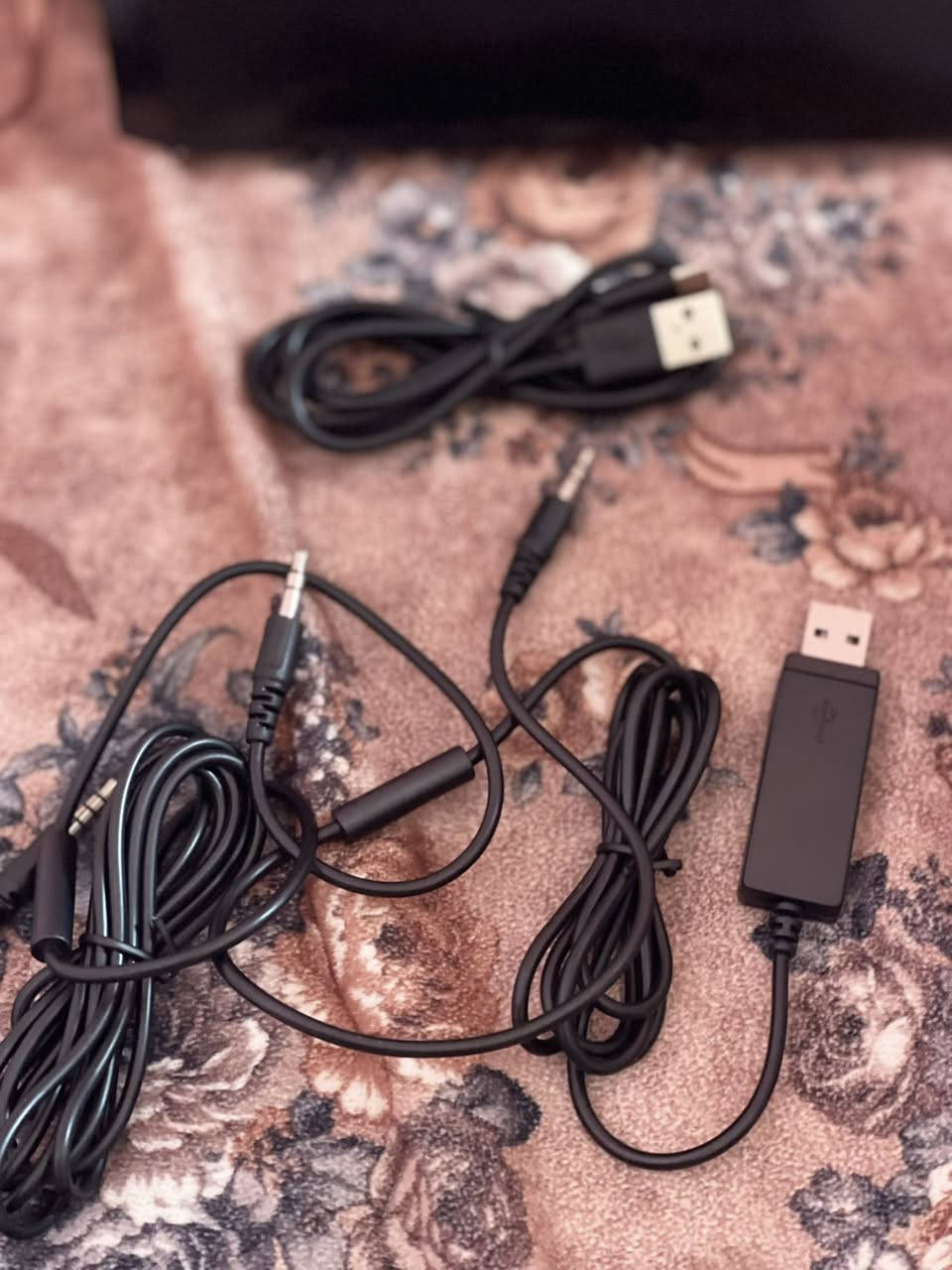 سعر 25

هذه سماعات أذن قطة لاسلكية للألعاب (Wireless Gaming Cat Ear Headphones) تتميز بالتالي: 
التوصيل: تعمل بتقنية بلوتوث 5.0 لضمان اتصال لاسلكي مستقر.
الصوت: توفر تجربة صوت محيطي 7.1.
الاستخدام: مصممة للاستخدام المزدوج للألعاب والاستماع للموسيقى.
التصميم: تأتي بتصميم جذاب على شكل آذان قطة، مع بطانة مريحة من الجلد الصناعي لاستخدام طويل.


**إذا كنت صاحب هذا الإعلان وتريد حذفه لأي سبب، رجاءا أرسل رسالة إلى الدعم الفني**