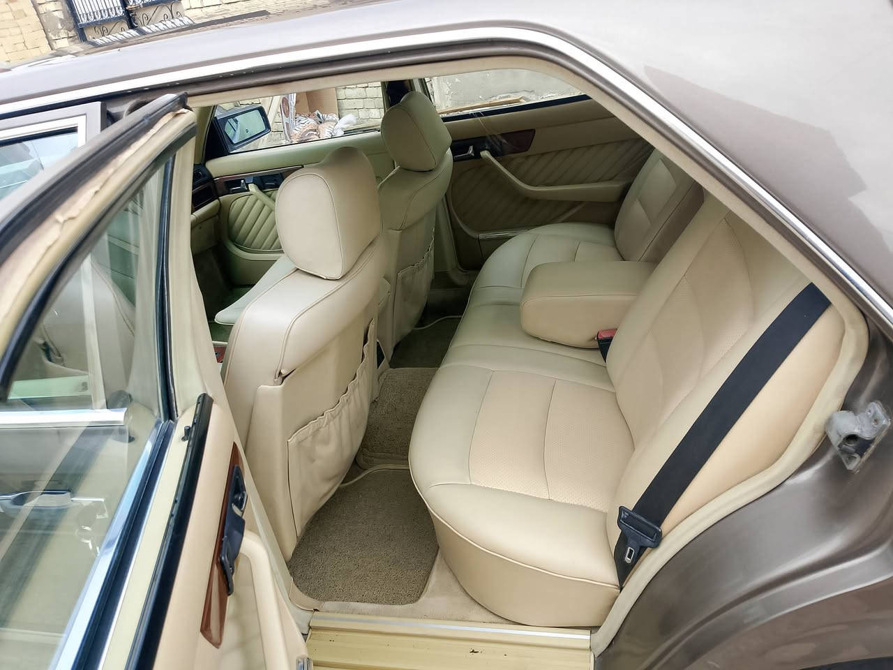 سلام عليكم اخوان موديل 90 560بلادي مكينه 650 سياره جديده تخم تاير جديد صدر جديد تبريد تدفئة السعر 100 وبيه مجال الشراي يتصل ويدلل علوان البلديات هاتف ***********
