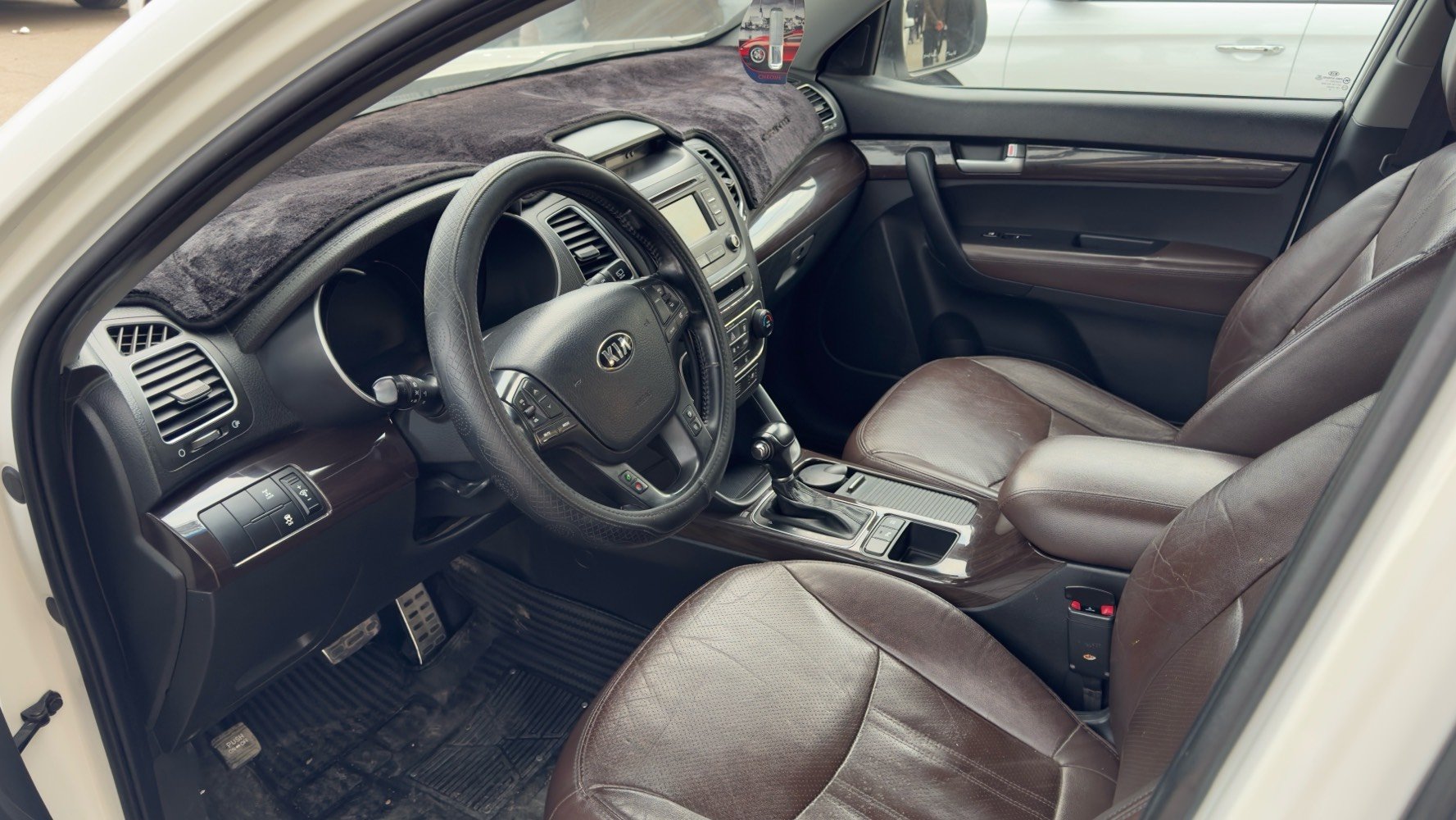 

سيارة كيا سورينتو V6 للبيع، لون أبيض وحالة ممتازة. التصميم الداخلي واسع ومريح، مع مقاعد جلدية بنية فاخرة. السيارة مزودة بنظام دفع رباعي مما يجعلها مثالية للعائلة والرحلات الطويلة.