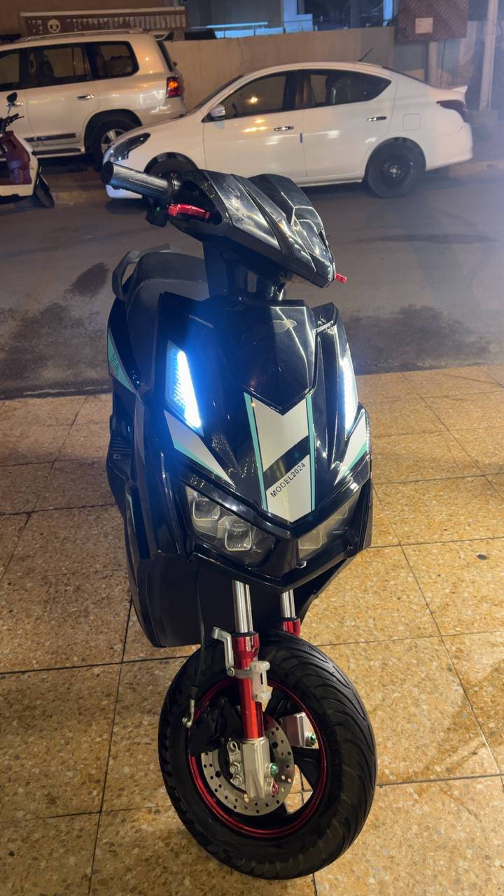 السلام عليكم دراجة شحن سكنس 🩵
موديل2024🩵
بطاريات35امبير مسطرة72فولت 
ملف 2000Wحقيقي 
السرعه 75حقيقي🔋
نظامR رجوع للخلف🩵
نظام Pبارك🔋
لايت عالي ناصيLED🔋
نظام ثلاث سرع🛑
نظام مفتاحين🔋
السعر 650 بيهه مجال الغوالي🩵
***********
