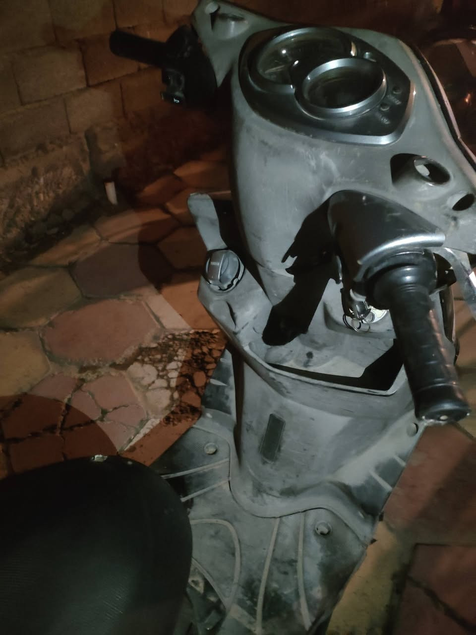 سلام عليكم سكنس نوزل دراجه طافيه ماعرف شبيها كوم حديد تجي حمل ورح  زوج تايرات بايع سعر  225 قفل 
***********
بغداد غزاليه
