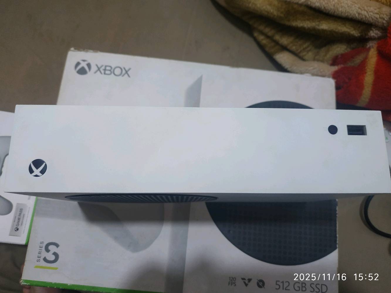 سيريس اس مستعمل بس نضيف كلش واستعمالة قليل هوة و الكارتونة مالتة والجويستك او اليدة مالتة هي الكيم سير الي الكير مالهة مغناطيسي يعني ما تخرب ولا يصير بيهة درفت ويجي وياة اليوبي اس شركة زيوس ويجي وياة سماعة هدية وحتى لعبة GTA5 مشتريها يعني راح تبقى بالجهاز 
مكاني البصرة قضاء المدينة رقمي
***********
سعرة 380 الف وي اليوبي اس 
بدون اليوبي اس 335 وبيه مجال للخوش ولد