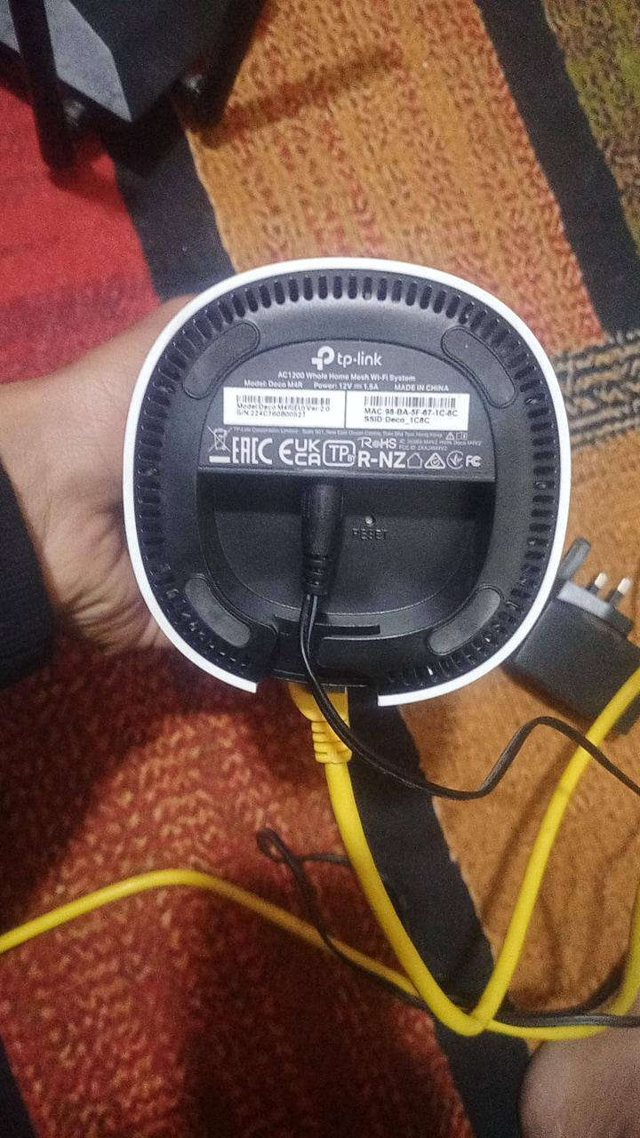 نظام TP-Link Deco AC1200 (مثل طراز M4) هو حل متطور للشبكات المنزلية "Mesh"، يوفر تغطية Wi-Fi شاملة وسلسة لمساحات واسعة تصل إلى 5500 قدم مربع (في حزمة 3 وحدات) بسرعة تصل إلى 1167 ميجابت/ثانية، مما يقضي على المناطق الميتة ويدعم حتى 100 جهاز متصل في وقت واحد، مع إعداد سهل عبر تطبيق
السعر ما اعرف شكد تشتري انت انطيني بي سعر واتساب ***********
