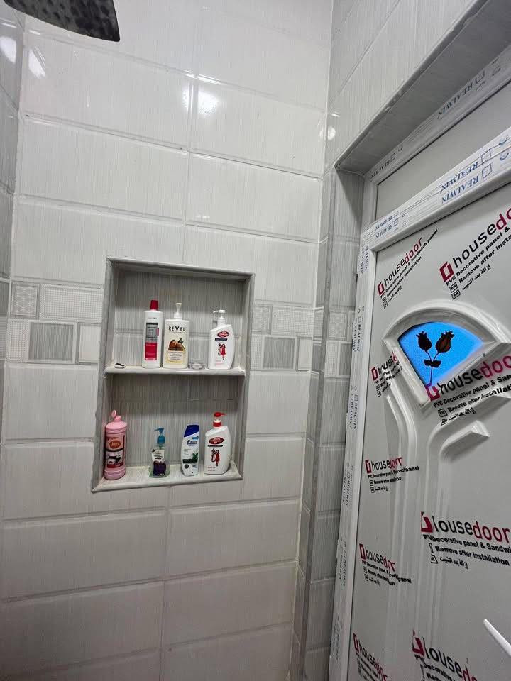 بيت للبيع 130 متر في ابي الخصيب عويسيان يبعد عن الشارع العام500 متر   موقعه مرتب تبليط كهرباء ماء مقابل مدرسه ابتدائية بنات ولد ومتوسطة البناء حديث البناء طابوق الطابق الاول بيه عرفة وصالة ومطبخ وديوان وحمامات داخليه خارجيه كراج حديقه والطابق الثاني غرفة وصالة وحمامات السعر 95 وبيه مجال للستفسار الاتصال على الرقم *********** بيه واتساب الي يحب
