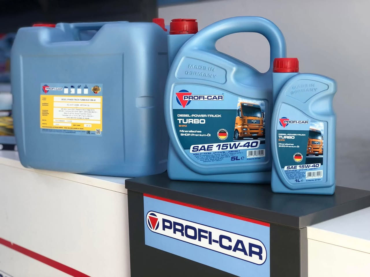 🚗✨ #زيت_بروفي_كار_الالمانيه
          ثقة المحترفين وأداء يدوم
حماية فائقة لمحرك سيارتك في جميع الظروف
يوفر تشحيمًا ممتازًا عند التشغيل البارد ويحافظ على ثبات اللزوجة حتى في درجات الحرارة العالية، مما يضمن أداءً سلسًا وعمرًا أطول للمحرك.

 زيت بروفي كار يتحمل الظغط والحراره عنده المسافات الشاقه الطويله
 • حماية قوية من التآكل والاحتكاك
 • يحافظ على نظافة المحرك ويقلل الرواسب
 • أداء ثابت في الأجواء الحارة والباردة
 • يساهم في تحسين كفاءة المحرك واستهلاك الوقود
 • مناسب للسيارات الحديثة والقديمة
#بروفي_كار_الألماني_متوفره_كافة_القياسات_والاحجام
#جمله_مفرد
خدمة عملاء مميزه-كل ماتحتاجه اتصل او ارسل رساله عبر الواتساب
وسنقوم بتوصيله الى محلك مجاني
لتواصل***********
