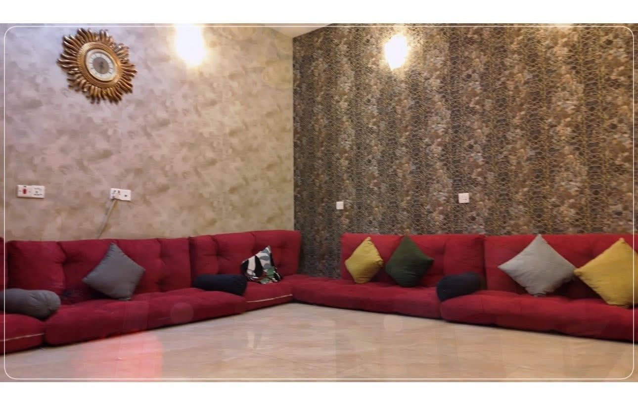 يا الله مشتمل قطع مساحه ٦٠ متر المشتمل يحتوي على غرفتين نوم وصاله ومطبخ ومنور وخدمات المشتمل  نضيف كلش 
الموقع حي الجهاد مربع الذهبي البيداء قرب الشارع العم 
الاستفسار اتصل على ***********
