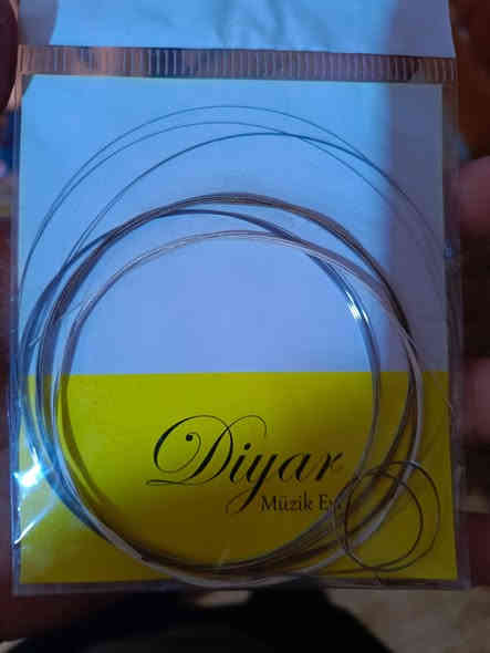 "المعروف لا يعرف" باغلاما زند طويل او مثل ما يسموه طمبورة او ساز من الماركة الشهيرة التركية ( ديار ساز ) قطعة نظيفة وجديدة جداً غير مستعملة اوتار الشركة مع سيت اوتار إضافي وجنطه نقص ريش العزف فقط بسبب عدم شحنهم مع الآلة تگدر تعزف بيهه بريشه عود او غيتار اذا حاب السعر 90 الف دينار المكان ميسان العمارة ماكو توصيل الرقم ***********
