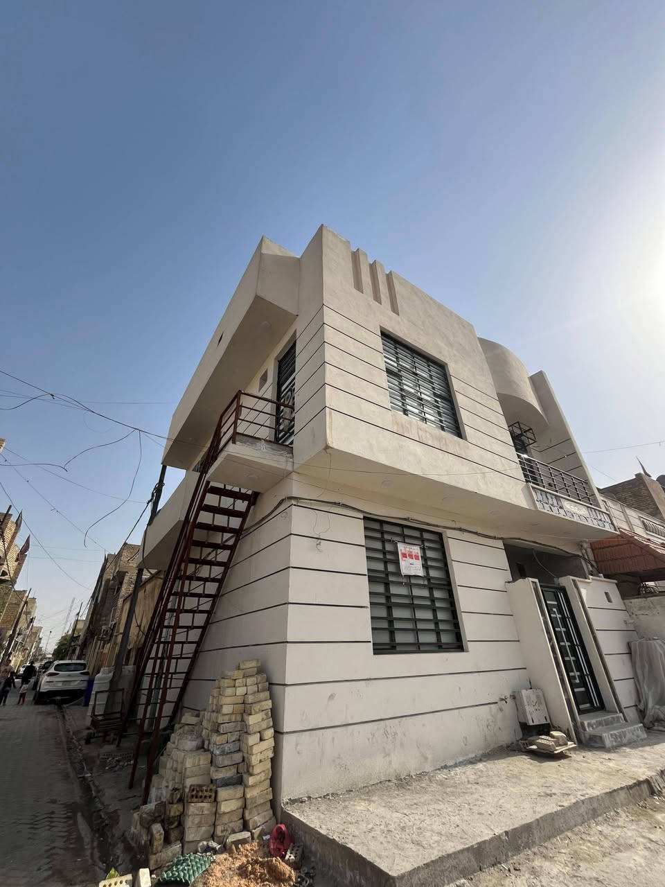 نصف قطعة للبيع 72 متر مربعة وركن شارع عريض مقابيلها سياج مدرسة بناء حديث ٢٠٢٥ قطاع 13 حي الاكراد كاملة من كل شي ابواب قاصة ارضية بورسلين حامضي الدرج مرمر تانكيات ثنيين وكيزرات ثنيين بيها مشتمل ماجرينة للتواصل ‏‪0771 196 8927‬‏
