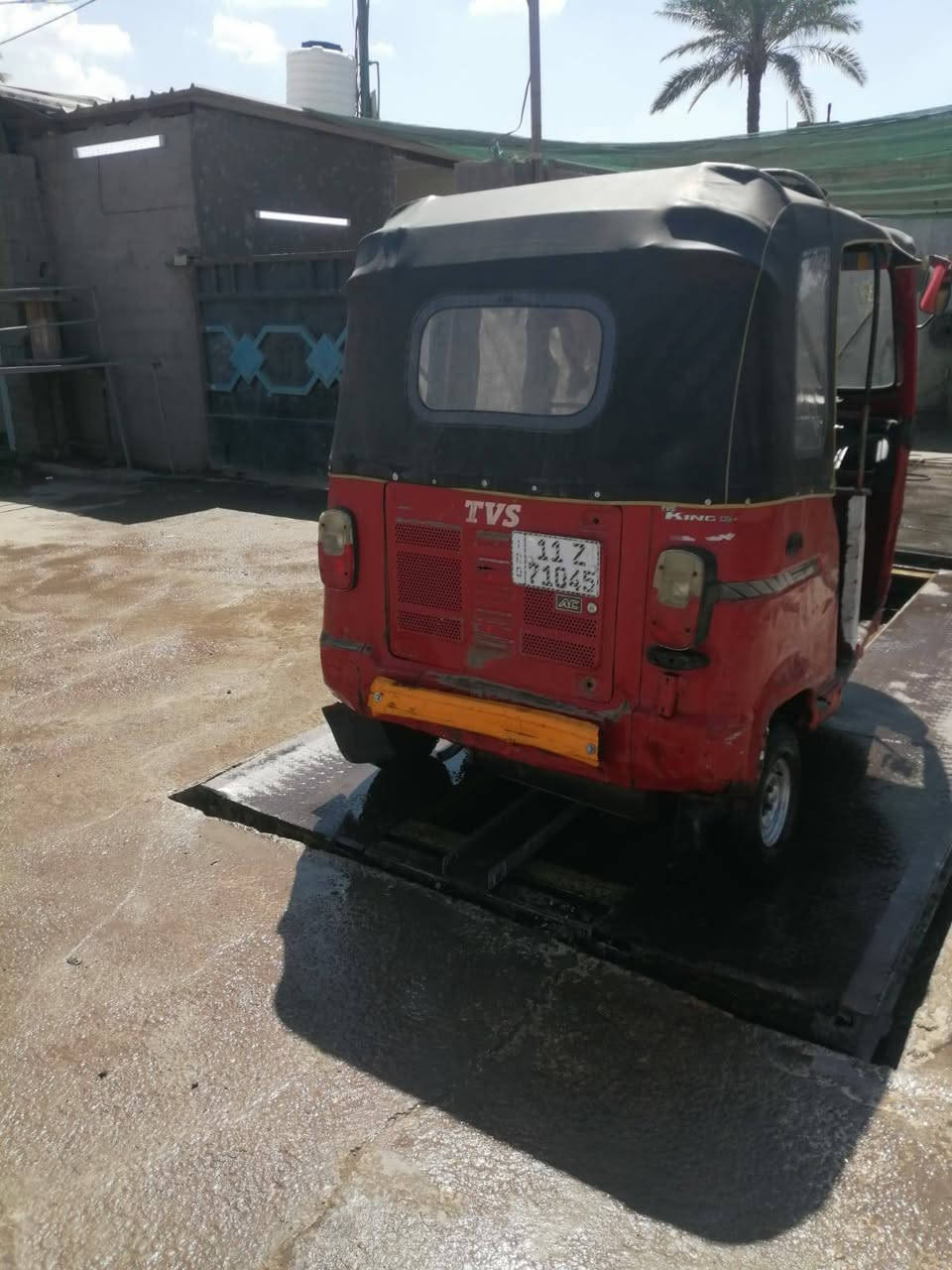 ١٨ رقم وسنويه انكليزي بغداد شرط التحويل التكتك كامله بس خيااسات باهلل مكينه مكفوله من الدخان كهربايات شغاله مكانه البياع سعره ٣٩٠٠ وبيه مجال ***********
