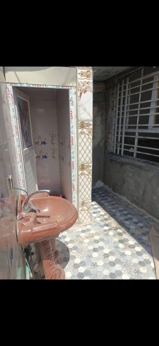 بيت للايجار ورديه خارج خلف مستشفى الكفيل مقابل مدرسه الشهيد احمد العبيدي يتكون من هول واستقبال مفتوح على الهول ومطبخ صغير 2 ونص في 3 وغرفتين نوم وحده جوه ووحده فوك الفوك مو كامله وصحيات داخليه وخارجيهه
ايجاره 250 وبيه مجال 
0778 075 4398
