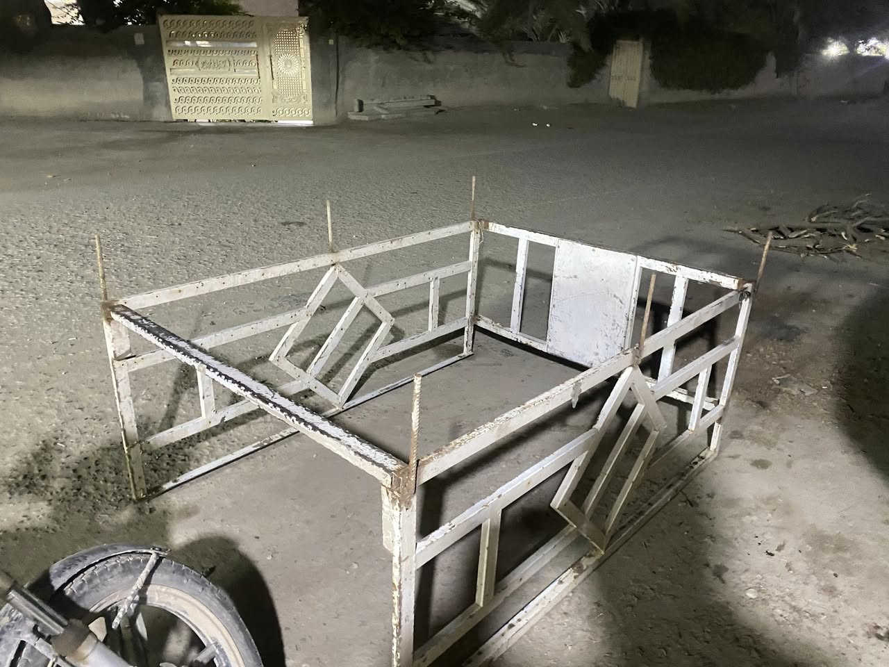 سلام عليكم حبايب امحجر ستوته للبيع امحجر نضيف هاذ كدامكم  او حديده ثقيل من هاذ الزين  السعر امناسب العنوان حله ورديه خارج الرقم ***********
