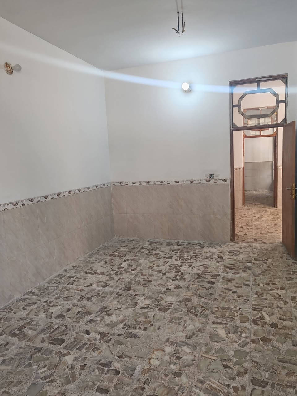 🏡✨ دار للبيع – حي الغدير ✨🏡
━━━━━━━━━━━━━━━━━━
📍 الموقع: حي الغدير
خلف المديرية – الكلبة الثانية – خلف المتنزه
━━━━━━━━━━━━━━━━━━
🚧 الشارع: صب (معبد)
📐 المساحة: 125 متر
━━━━━━━━━━━━━━━━━━
🧱 المواصفات:
🔹 بناء صب (طابوك)
🔹 مرتفع عن مستوى الشارع
🔹 غرفة نوم واحدة 🛏️
🔹 صالة + استقبال
🔹 طارمة
🔹 مطبخ حار / بارد 🍳
🔹 مجمعات صحية داخلية وخارجية 🚿
━━━━━━━━━━━━━━━━━━
📄 السند: طابو زراعي (سند 25)
🏠 الحالة: الدار خالية حالياً
━━━━━━━━━━━━━━━━━━
💰 السعر: مراسلة فقط
📱 واتساب / ماسنجر
📞 ***********
━━━━━━━━━━━━━━━━━━
⚠️ ملاحظة: موقع مميز وقريب من الخدمات
