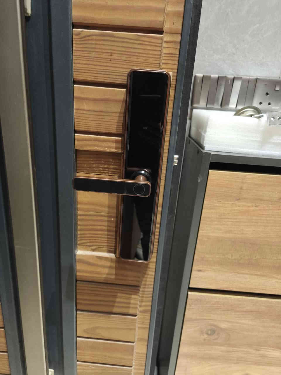 #ب150الف دينار عراقي 

#القفل الذكي للابواب القاصة  والحديد والأبواب الحصينة 🔐

#طرق الفتح 

1.بصمة اصبع عدد (100)

2.كلمة المرور عدد (100)

3.بطاقه مرور عدد(2)

4.مفتاح مكيانيكي عدد (2)

5.تطبيق هاتف  TTLOCK فتح عن بعد 

✅مميزات القفل 

#مصنع من سبائك الالمنيوم الغير قابله للكسر او الاختراق

#كوالتي ممتاز مؤمن غير قابل للاختراق

*محاولة اي شخص بالدخول يرسل اشعارات الى الهاتف في الوقت والتاريخ

*يتميز بسرعة الاستشعار  0.5 في الثانيه

*متوفر باللون الاسود 

*امدادات الطاقة/ بطاريات نوع  AAAA 

*ضمان لمدة سنة واحدة

الاستفسار الاتصال على الرقم 📞[***********]

او زيارة احد فروع الشركة 📍

📌الفرع الرئيسي / حلة _ شارع 40
