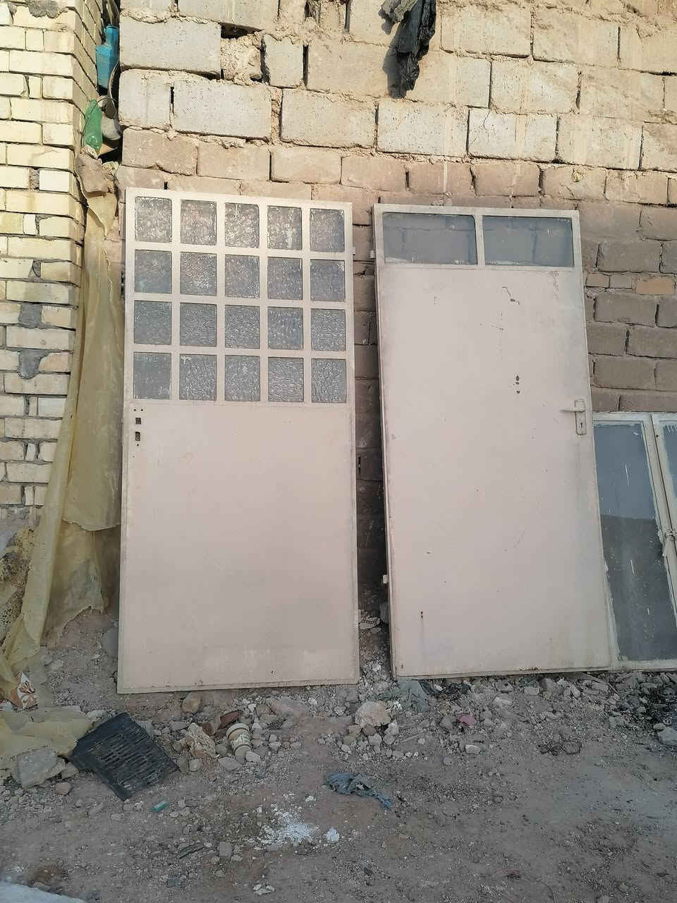 شبابيك عدد ٥ سعر الواحد ٦٠ وبي مجال قليل 
بيبان حديد مع الجراجيب عدد ٢
(سعر الواحد ٧٠ ألف) 

بيبان خشب مع الجراجيب عدد 5
واحد باب غرفة
ثلاثة بيبان حمامات
واحد باب صالة يفصل بين الصالة والمطبخ


**إذا كنت صاحب هذا الإعلان وتريد حذفه لأي سبب، رجاءا أرسل رسالة إلى الدعم الفني**