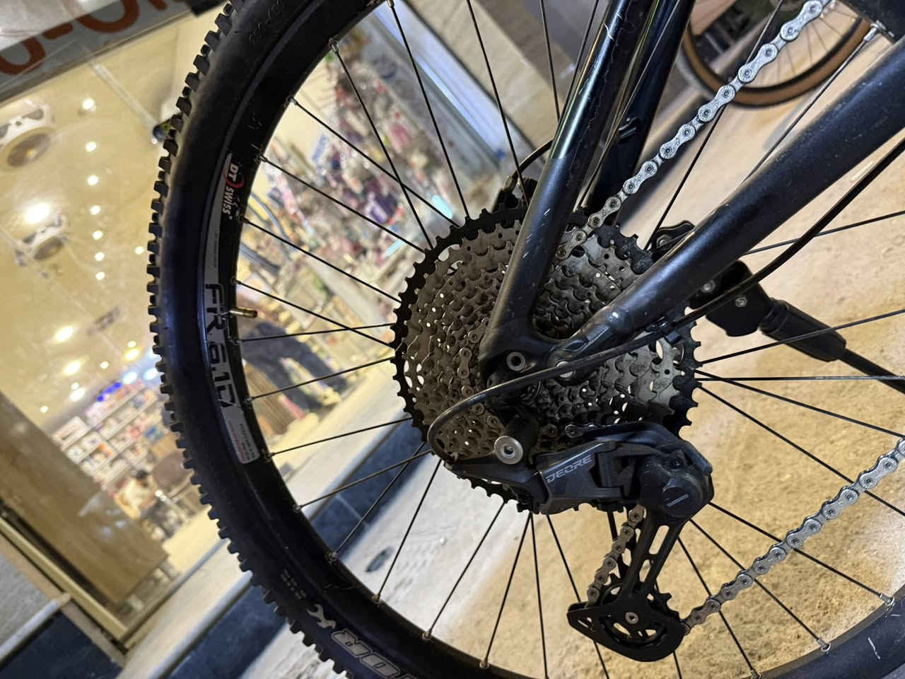 Specialzed
 دبل امامي وخلفي هواي Fox 
قياس فريم XL 
 12 گير سيستم شيمانو deore 6100M
بريكات شيمانو MT200 
ذراع Sram
wheel size 26
سعر 700 الف قفل بدون عمولة
مكاني بغداد
رقمي ***********
