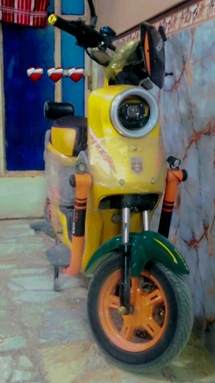 سلام عليكم دراجة شحن x900 للبيع نضيفه و صالي 3 أشهر عندي بس محافض عليها و على البطاريات و مواصفات الدراجة: Rالبك رجوع إلى الخلف و تمشي 55 حقيقي الي كلك 70 و 60 كلا جذب و تجي انظمه تشغيل كارت مصمه و اسويج و بصمه من الجوزه هم و ملف 1200 واط و بطاريه 5 كبار الوحده 25 المبير و هورن ديد و شاشه تعرضلك السرعة العطل كلشي و بيها استان موبايل و اشاير يمنى و يسرى و مثبت سرعة و علي ناصي و الدبل الامامي دسك و الخلفي غاز و تجي استان صفح و استان تعليك وهاي المواصفات بيها شي بسيط: الخلل النمره واكفه على نمره 2 بس ما اتنمر بعد بس سريعة الله شاهد تريد اسويها ما  ايكلف كطع واير بس سويها عند اي مصلح الدراجات شحن و الكفر الامامي انكسر بلباب مال بيتنه ما لكيت الكفر شتديت هاذا البصوره كل هاذا و السعر400 و العنوان: بغداد الشعله شارع 60 #شارع أبو طيارة كل الهلا بيكم