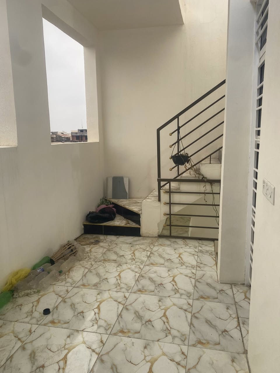 � فرصة مميزة للإيجار – مشتمل راقٍ
🔹 مشتمل طابق ثاني للإيجار
📍 الموقع: الفلاحة – قرب قاعة شهرزاد للأعراس
📐 المساحة: 125 م²

✨ المواصفات:
• غرفتي نوم مريحتين 🛏️
• صالة استقبال واسعة
• مطبخ عملي
• صحيات داخلية وخارجية
• الصحيات (غربي + شرقي) 🌞
• منور + بيتونة
• سطح خاص
• بناء حديث 2025 🆕
• موقع مميز قريب من الشارع العام
• متوفر سخان مياه 🔥

💰 مناسب للعوائل الباحثة عن الراحة والموقع الممتاز

📞 للاستفسار والتواصل:
***********
📲 متوفر واتساب
