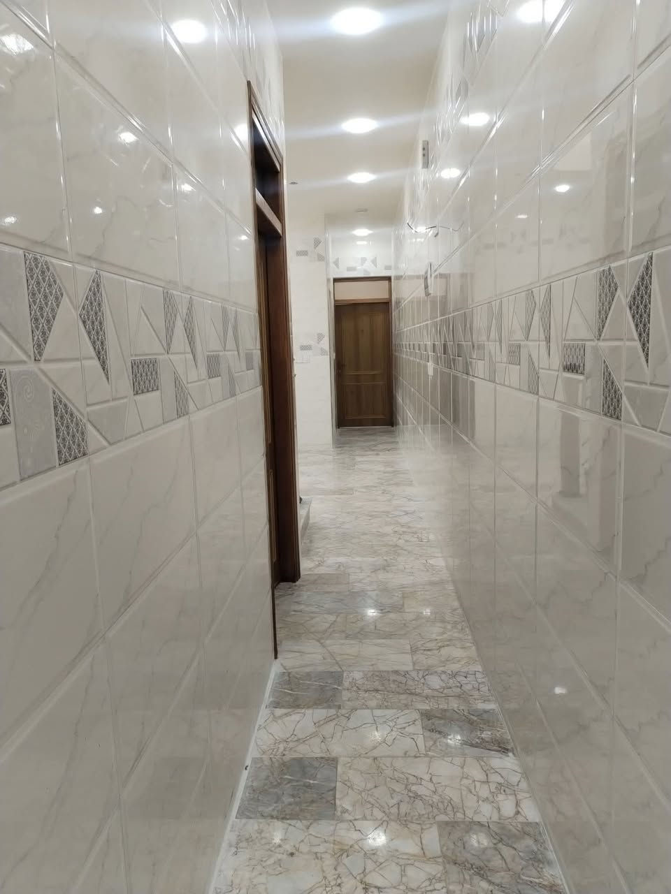 السلام عليكم للبيع بيتان مساحه الكل واحد منهم 100 متر واجهه 5 نزال 20 في منطقه الامين الثانيه قرب جامع الرسول طابو صرف يتكون من مدخلين ثلاث غرف نوم زائد وحدتين صحيات والتفاصيل الاخرى موضحه في الصور للاستفسار ***********
