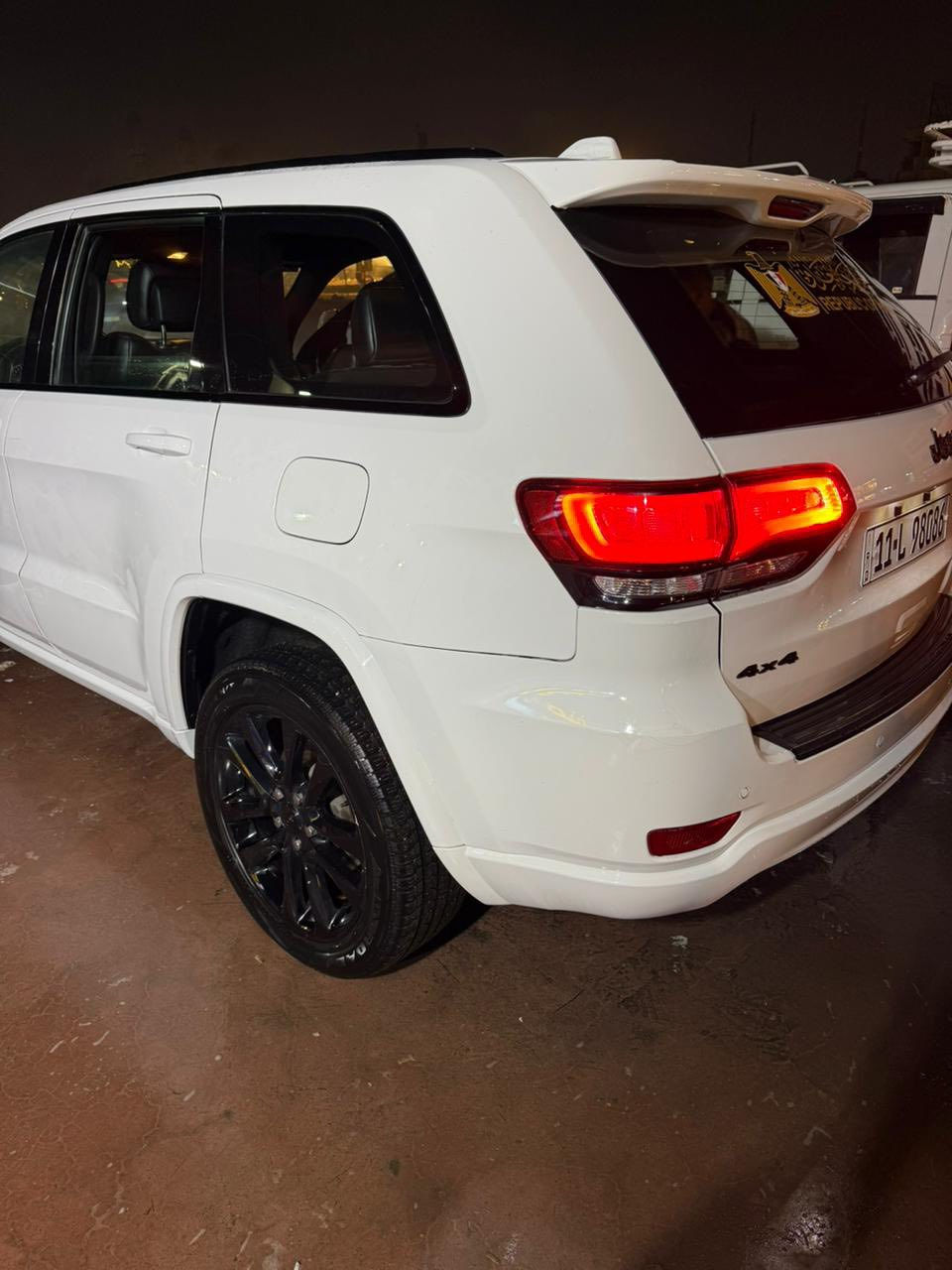 السلام عليكم 

جيب كراند شيروكي 2020 أمريكي 
ضررها (بنيد+جاملغ) حادث خفيف وبسيط 
مواصفات لمتدد فئه بلاك توب كشنات جلد. شاشه كبيره. فتحه. كاميرا. رادار امامي. كشنات كهربائي. تبريد تدفئه كشنات. صندوق كهربائي رقم بغداد 
بأسمي شخصياً تحويل ثاني يوم 
السعر 240 ورقه وبيها مجال بسيط حك لجيه 
مكان لسياره بغداد 
للأستفسار ***********
السياره جديده كلش ربع متصرف عليها 
أدامه كامله جديده
