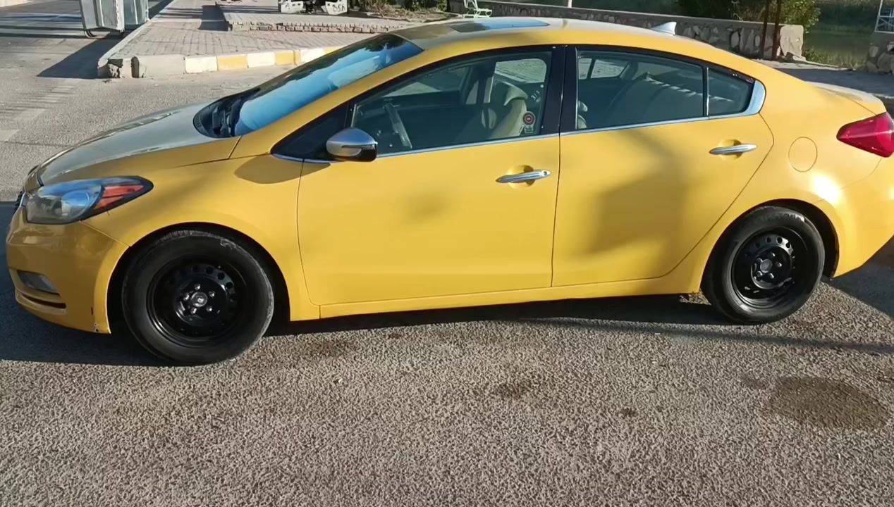 سلام عليكم شباب كيا فورتي موديل ٢٠١٤ وارد امريكا حادث جاملغ امامي ايسر فول مواصفات واحد ع واحد ماشيه ٢٠٠ تقريباً تخم تايير جديد حداديه حلوة نقص بس دبلات امامي عليه تخم تاير وويل اسود بالكارتون مطلوبه هيئة ١٠٠ الف تنزل من السعر سنوية بعدها ما منتهية راعيه موجود شرط يريد مداور ماكو وكالة رقم بغداد انگليزي مكان السيارة ميسان. السيارة اصل كشنات جلد وشاشة وكامرة وتنتة وتحكمات وخزن ميموري وقطعتين تبريد ثلج محرك الفين جي دي اي  ما بي لا تنقيص ولا تبخير سونارهه موجود السعر ١٠٠ وبيه مجال حك الجية ***********
