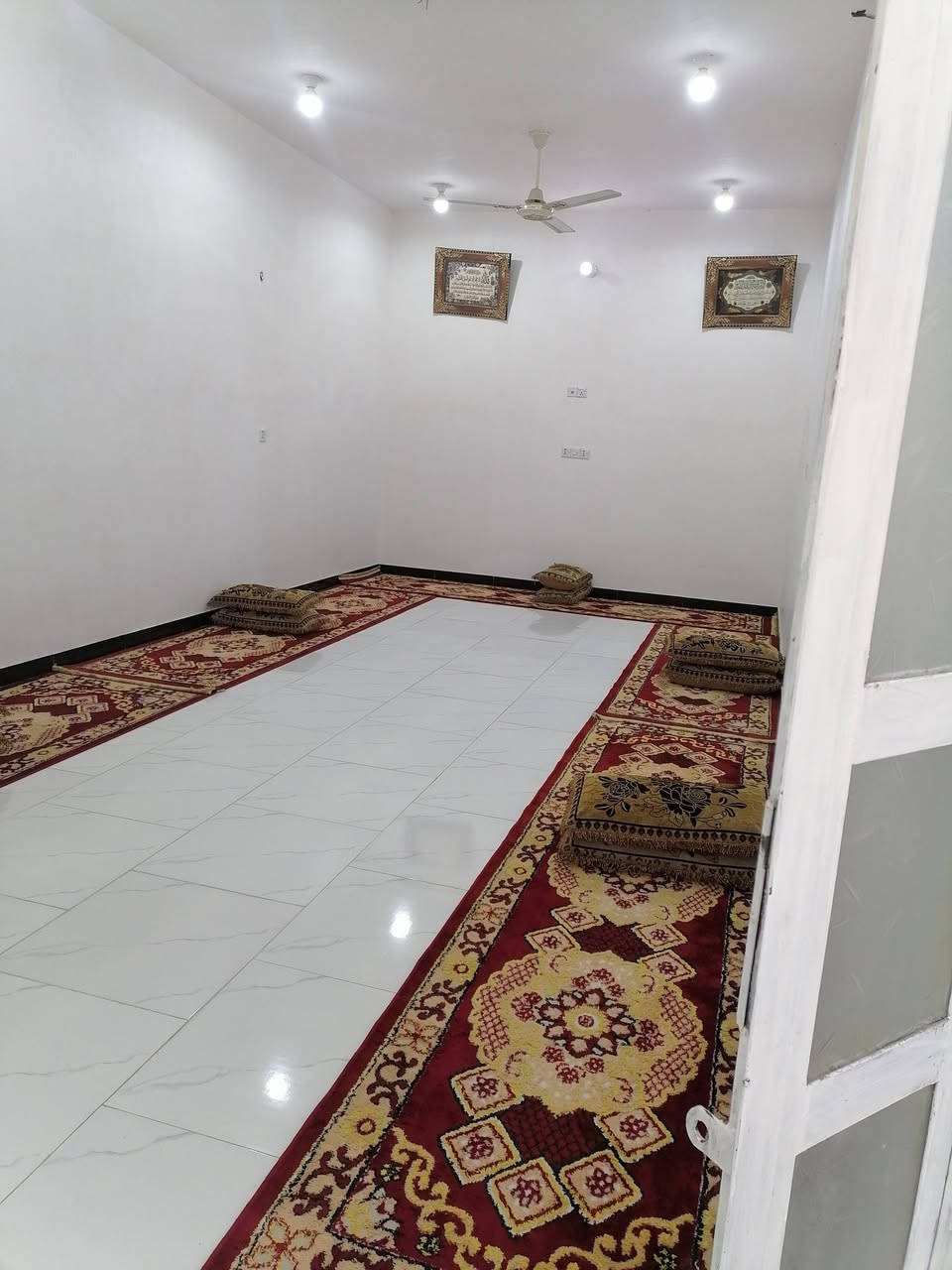 جمعه مباركه على الجميع.. دار سكن زراعي قانون ٢٥ مساحته ٣٠٠ م قرب البوابه تبعد ٥٠ م عن الصيني مقابيل مدرسه المبادئ البناء طابوق والسقف صب كونكريت والرباط صب كونكريت ٣ غرفه نوم وصاله ومطبخ واستقبال وصحيات داخليه وخارجيه كما هو موضح في الصور والفيديو أدناه للاستفسار مراجعه مكتب القريني للعقار الجمعيه بالقرب من السايدين *********** او ***********
