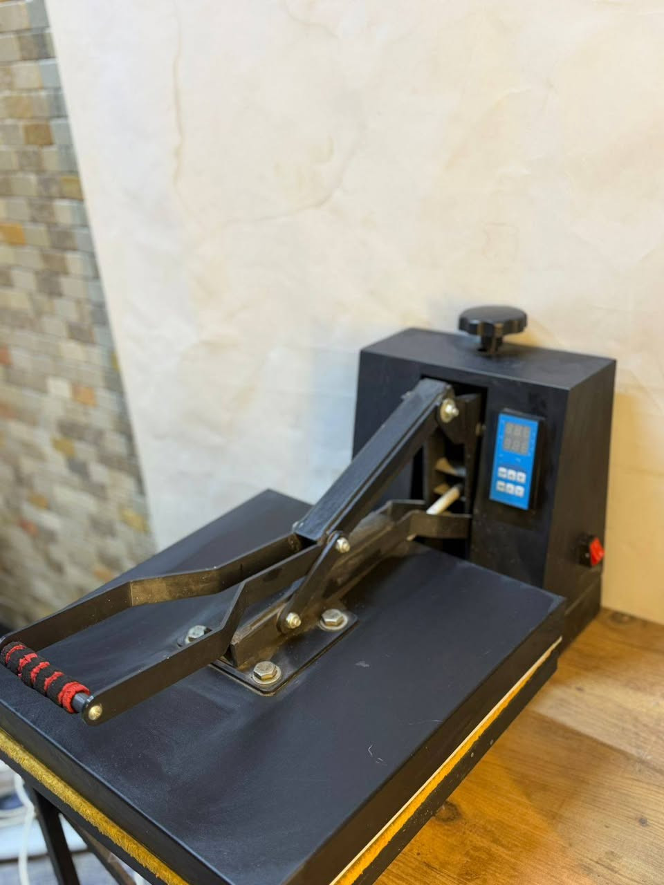 ٣٨في٣٨ مستخدم
المكبس شغال  وينطي طبع كلش حلو
السعر ٢٥٠ الف 
للتواصل 
***********
