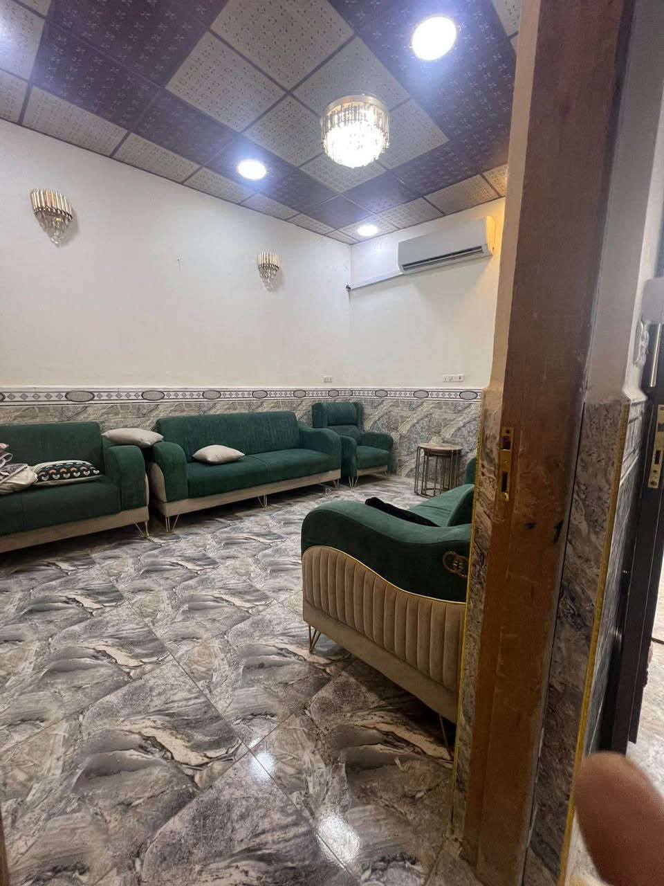 السلام عليكم ورحمة الله وبركاته 

بيت للبيع مع الاثاث 
خمس سبالت طن ونص 
واحد اربعه طن 
المساحه 110 زاد فضله 30 متر بص البيت البيت فارغ تتكاتب تستلم المنطقه حتى مجاري بيهه 
الطابق الاول غرفه وصاله ومطبخ وديوان 
الطابق الثاني سويت غرفه وصاله وصحيات
السعر 75 مليون طابو زراعي عراقي
العنوان البهادريه الطريق الرابط بين ابو الجوزي والبهادريه للاستفسار *********** البصرة, العراق
