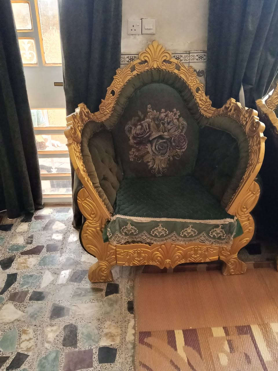السلام عليكم للبيع تخم شغل عراقي نضافه90/100 وياه هديه لوحه قرءانيه السعر ب 750 وبي مجال للطيبين للاستفسار ***********
