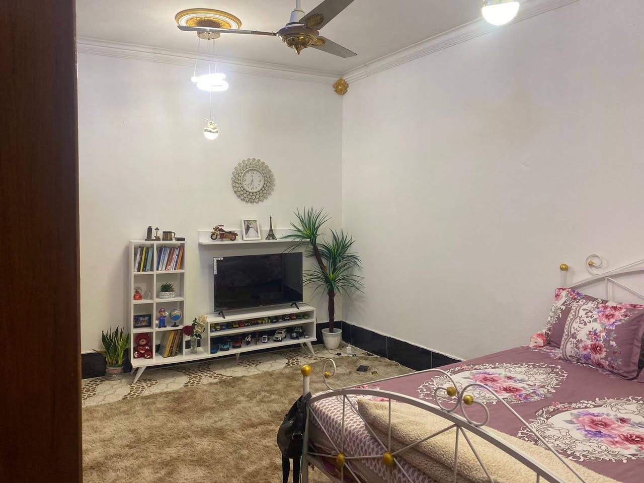 بيت مساحة 110 متر واجهة 11 نزال 10 يحتوي على ثلاث غرف غرفتين 5*5 وغرفة 6*5 استقبال6*5 طابقين نظيف في منطقة حي القاهرة المعلمين خلف الجوازات قرب الشارع العام كلشي قريب عليك من بانزين خانه مركز شرطة اسواق مستوصف صحي حمامات 2على اليمين معزولة عن السكنةللبيع للاستفسار الاتصال
***********
