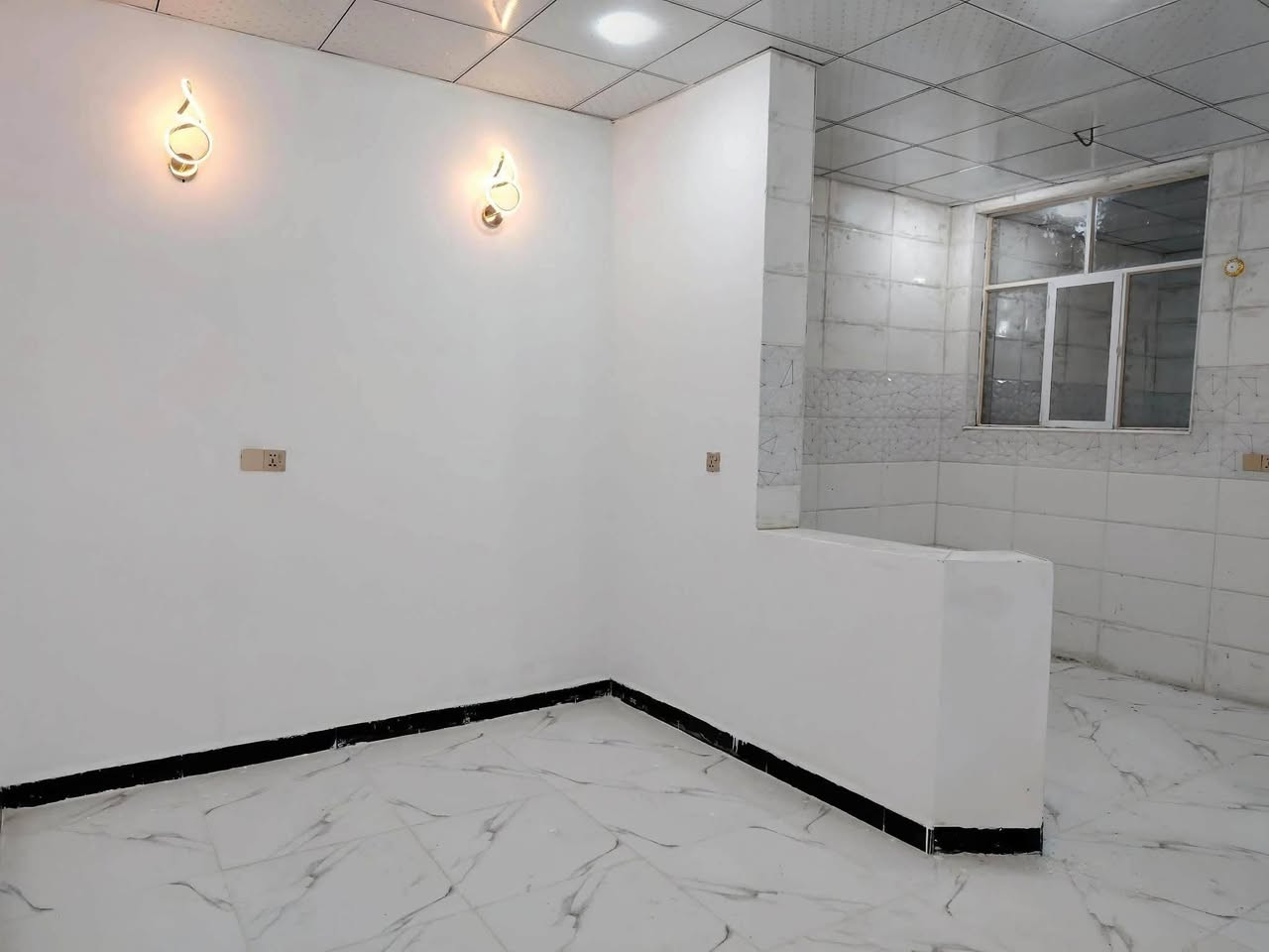 بيت🏠21مليون وبيه مجال 🤑
*********** بيت 🏘 21مليون وبيه مجال 🤑

بيت مساحه 50م #طابو_زراعي سند 25

#قريب_شارع_لحولي 

(عنوان لمكتب ) 
(  عمود 317 شارع الصب مقابل ملحق قريه الغدير                                

بيت جاهز مفتاح 🔑 
أساس وسقف صب مركزي 

منطقه كامله السكن #شوارع_تبليط 

غرفه + صاله + مطبخ معزول + صحيات 

#مدارس // ماء//. كهرباء//. تبليط  /. خط مولد ذهبي 

وتساب
***********

ملاحظه// توجد لدينا كل المساحات من دور او قطع
