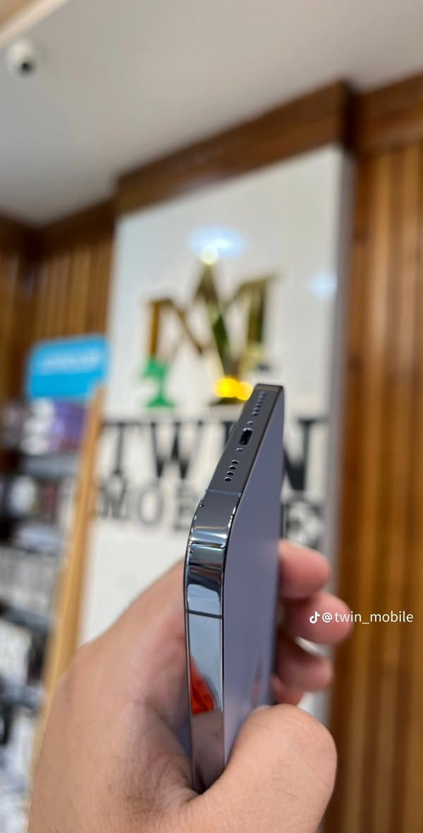 السلام عليكم توضيح / اني مو ابو مبايلات بس هذن صور تلفوني من اشتريته منه صورته . ايفون 13 بطاريه 92 بلاديه وين ميعجبك افحص كُلشي ممبدل بي اي شخط مكاني بغداد تواصل *********** بي واتساب .
