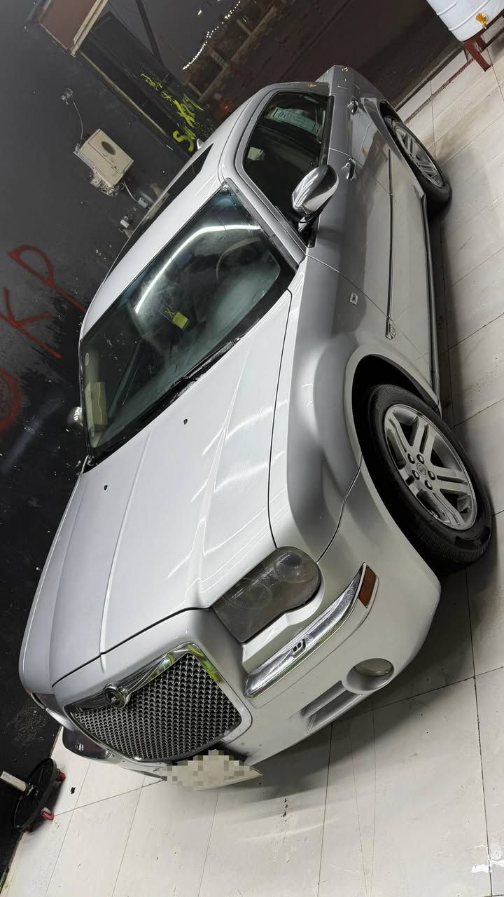 سلام عليكم
ادوات ادوات اوباما 

السياره طك كارتون وجاهزه 

كصه صندوك والباقي كفاله 

فول الفول مواصفات 

تخم تاير 

حداده من الطول للطول جديده 

شرط اترايك زيرو 

تبريد ثلج 

محرك وكير كفاله (3500) 6 سلندر 

دواخل جدد جلد 

استرين كهرباء

لايت دوار

شرط كلشي بيها جديد 

السياره امتومه شمالي رقم وهزه وسنويه ووكاله وليبل 
📍 العنوان ميسان العمارة مركز المدينة  
***********
