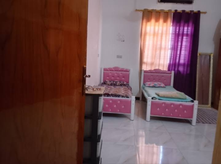 سلام عليكم بيت زراعي للبيع بالفضليه مساحه 240 غرفتين وصاله ومطبخ وحمامات عدد 3 كاملات سيراميك ودوانيه  متوفر ماي كهرباء سعر55قفل الشراي الرقم ***********
