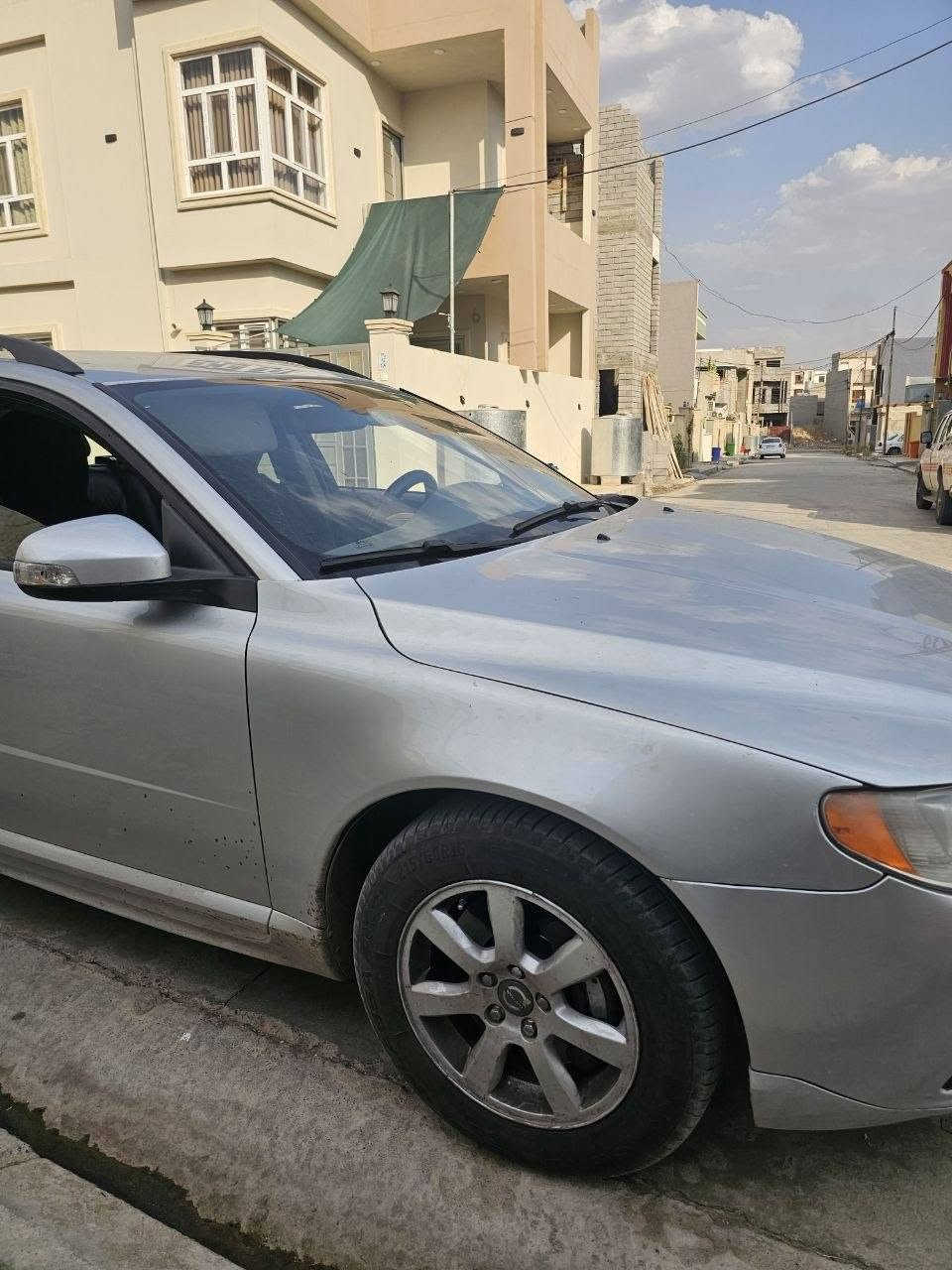 السلام عليكم  
 للبيع سيارة VOLVO  V70 
 محرك 5 سلندر 2500 تيربو  كير 7نمر 
السيارة ما ناقصة شي تبريد تدفئة كاملة رقم اربيل جديد وسنوية هزه جديدة مثل ما موضح بل صور 
السعر 90 وبيها مجال 
الاستفسار اكثر ***********
تايرات جدد(لاسا)
