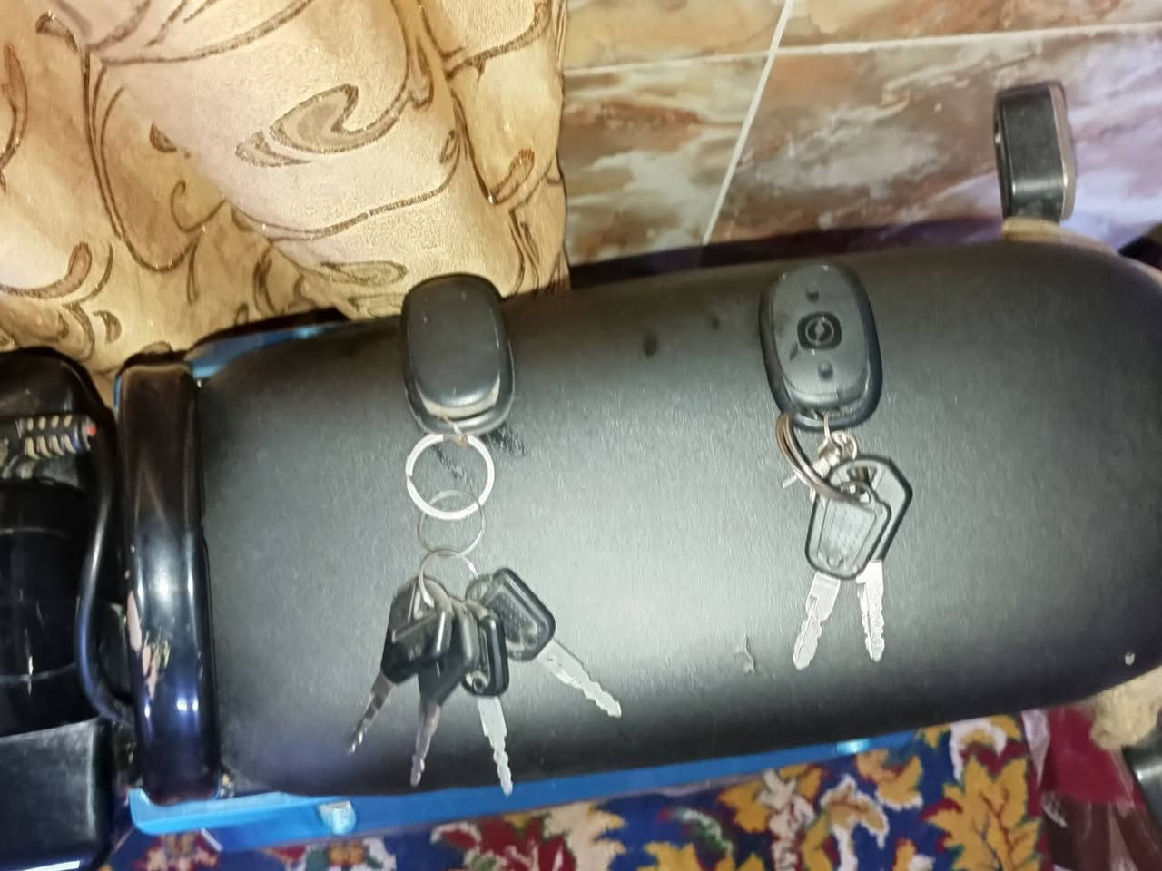 السلام عليكم دراجه للبيع الدراجه كل النقص ما بيها باتريات جدد ما صار لهم شهر المكانه ناصريه شطره الدراجه كامله السعر 430 وبيها مجال رقم التلفون ***********📲📞📞
