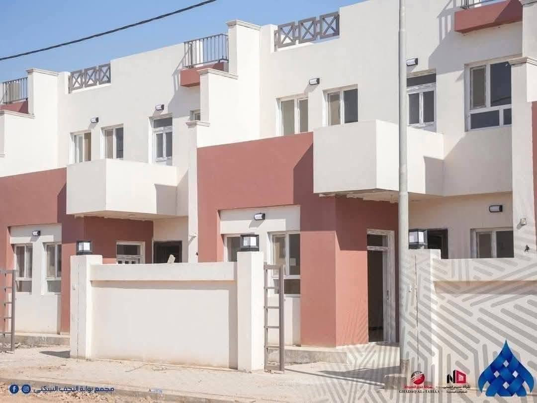 #عرض_دارين_للبيع_بموقع_مميزتجاري 
🏠داران متجاوران للبيع🏠
🏘#مجمع_البوابة_السكني
👍#مرحلة_رابعة_شارع15
🔹مساحة 160متر 
🔹 السعر الكلي 170 
🔹 واصل للشركة 45
🔹بلوك B13 
🔹 موقع مميز  على شارع 15
🔹فرصة مميزه للسكن بجوار الاهل 
💥#يباع_بتطلوعة_مناسبة 
🏷️  لا تفوت الفرصة عرض لا يتكرر
🔹مواصفات الدار :  طابقين بناء طابوق ( 3 غرف نوم ،صالة،استقبال ،صحيات داخلية وخارجية ، حديقة ) 
📍 موقع المجمع : النجف الاشرف ،خلف المعهد الفني 
🚶🚗 يبعد 4 كم عن مرقد الامام علي (ع) 
📩 للاستفسار مراسله الصفحه ابو فهد للوساطة العقارية  او اتصل على الواتساب أو على الأرقام التالية 
☎️ *********** 
☎️ ***********
✅️للانضمام على الرابط البيج الرسمي 👇 👇 👇 
https://www.facebook.com/groups/1271699788037521/?ref=share&mibextid=NSMWBT
📢مستعدون بيع وشراء وستقبال عروضكم في كافة المجمعات السكنيه
