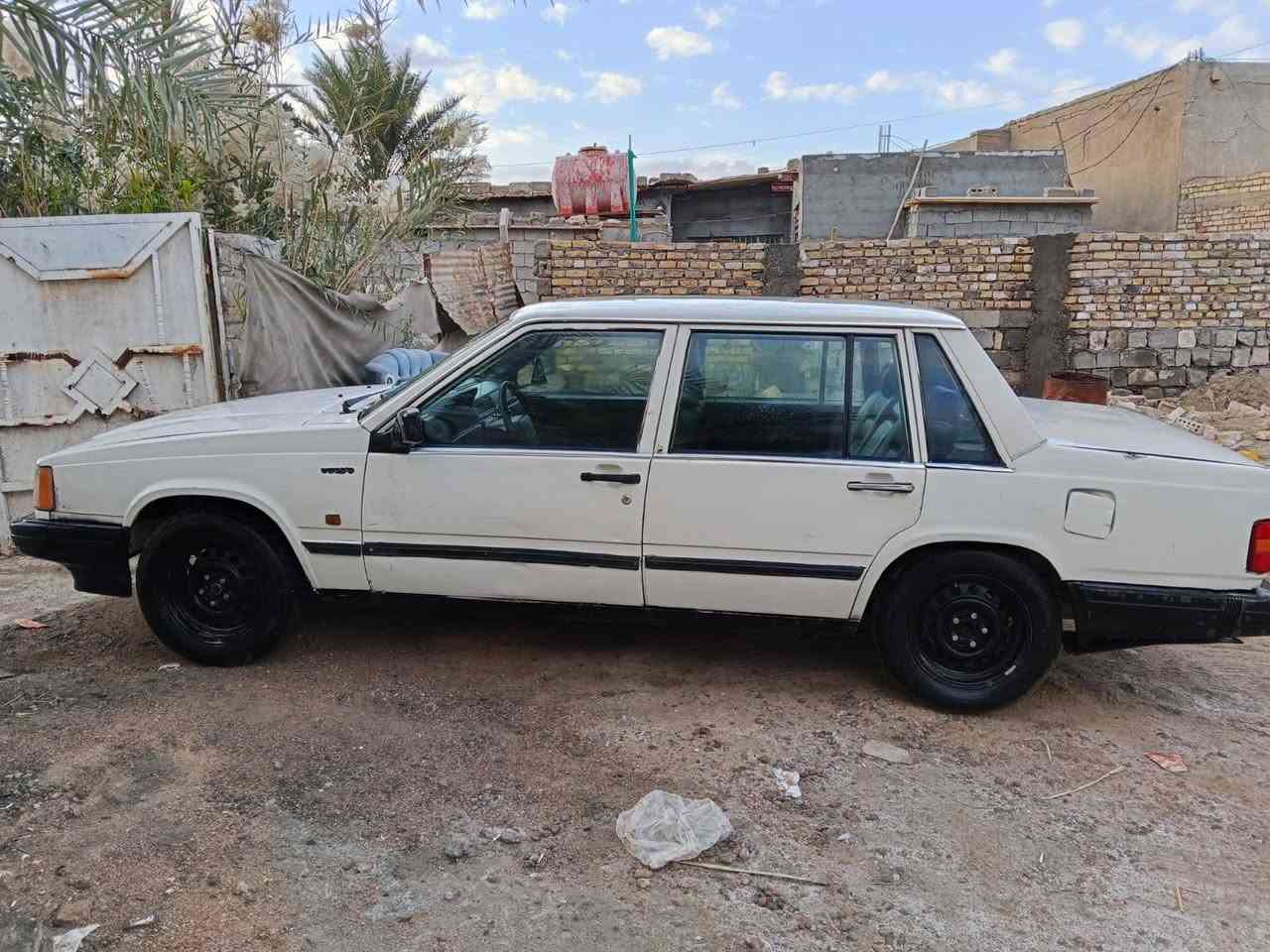 مرة خصت مدير الكروب فالفو مديل 1990 مكينه وكير جديد غرفة جديدة تخم تاير كله جديد تبريد شغال  السعر 42 الرقم *********** غير متواجد في الفيس
