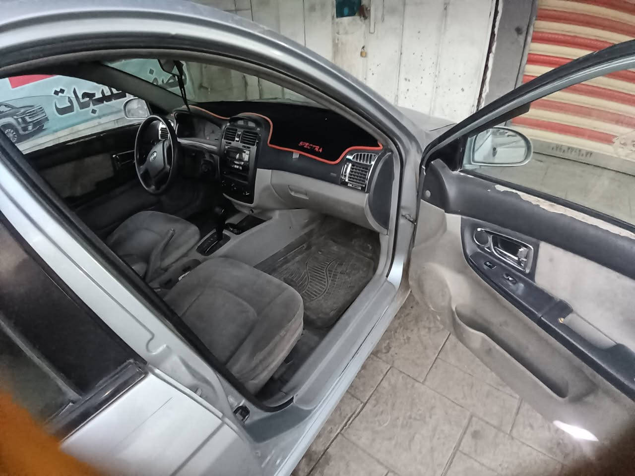 السلام عليكم ورحمة الله وبركاته للبيع سيارة نوع كيا سبكترا ٢٠٠٦ وارد محرك ٢٠٠٠ كير اوتوماتيك جام كهرباء ٤شغال مرايات كهرباء سنتر لوك ريمونت داخل نظيف كير محرك شرط الفحص رقم دولي الجديد سنوية جديدة رايدهة ٦٥. *********** مكان السيارة بغداد
