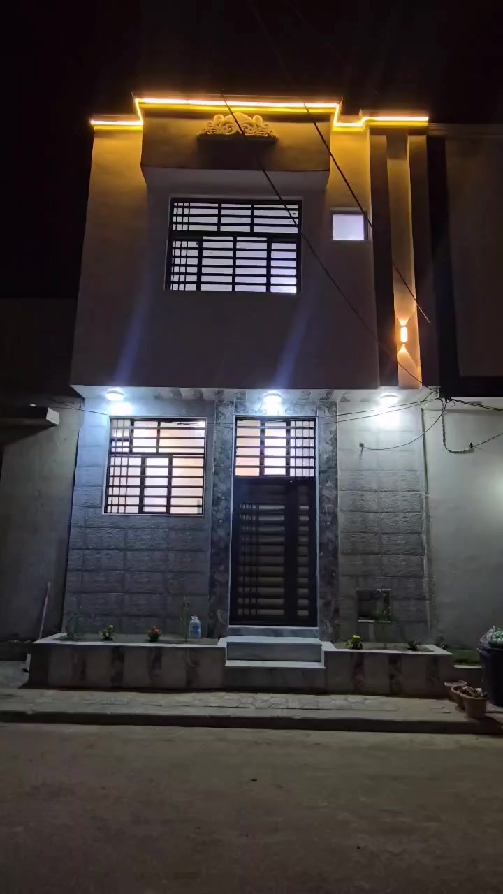 دار للبيع 50متر طابقين يحتوي على غرفتين.   بناء جديد.     منطقة ال38.  للاستفسار   الاتصال على الرقم *********** او مراجعة مكتب الگرعاوي للعقار حي الجزيره شريط الطاقه قرب تقاطع الوفاء مقابل الشفلات
