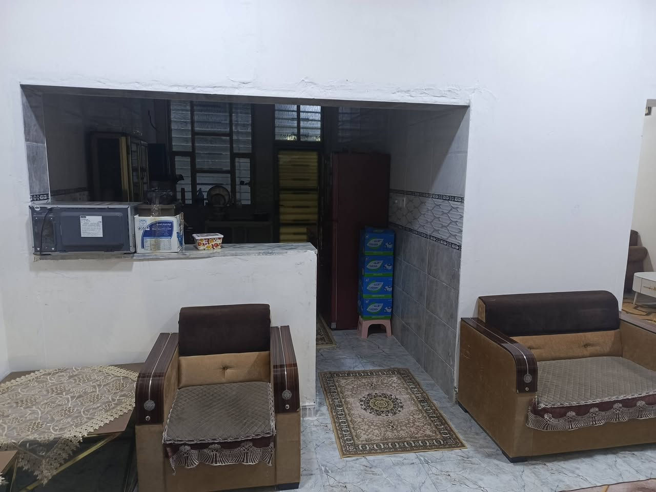 بيت في حي بغداد المربع الذهبي خلف مجلس محافظة مباشراً بيت بناء حديث جداً مساحة 150 طابقين طابوك 
طابو ملك صرف تحويل من المالك مباشرة 
للاستفسار ***********
