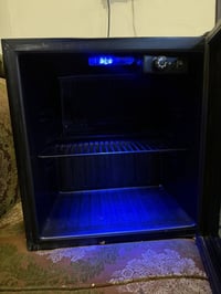 ثلاجه عارضه  للبيع.  شغاله.   السعر 75 الف  قفل 07767775568