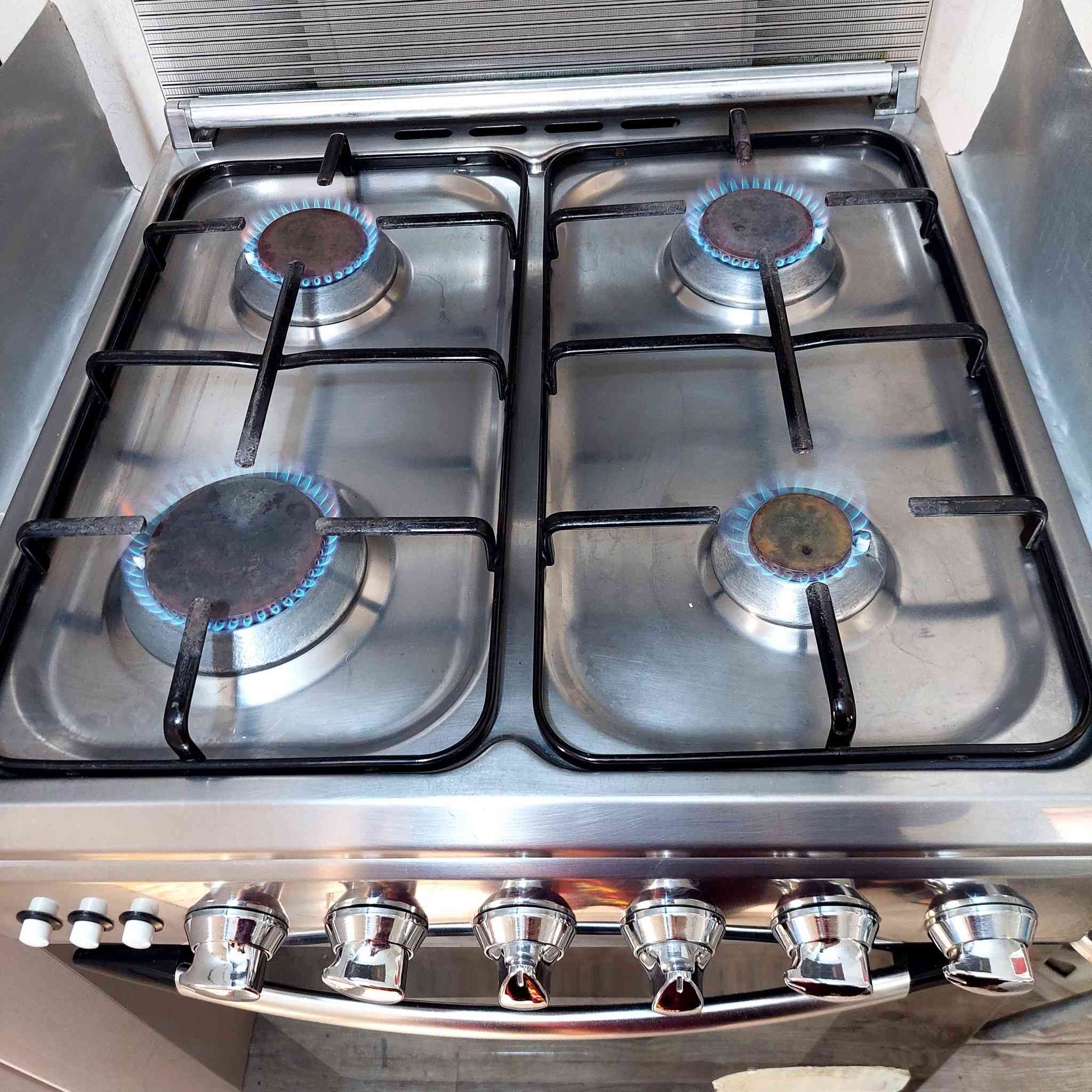 سلام 🙋🏼‍♀️
طباخ يونير المصري قياس 60×60 الباب الاول ع ايدي اخو الجديد مداخل تصليح ابد كل كهربائياته شغاله جداحه ماطور شوايه فرن يشتغل الفوك والجوه منفصل ملحقاته كامله سيبايه وتبسي وشوايه اضافه الى بليتات جانبيه للحمايه  سعره 200
مرشحهDLC حجم 60×60 الاصليه
قوة سحبها فول ٣ سرعه مع اناره كلش نظيفه استعمالها قليل سعرها 200 المكان بغداد حي الجهاد الاتصال ع الرقم ***********
الواتس***********
الصور تحكم 🫡
