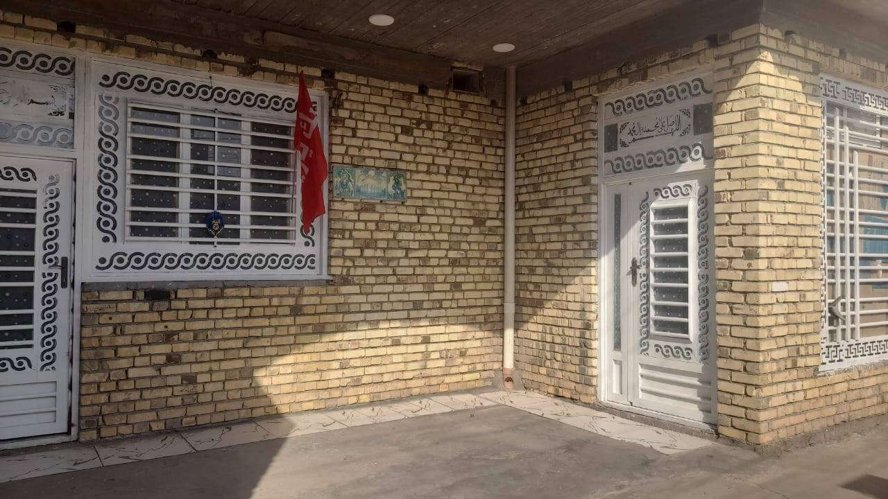 السلام عليكم بيت البيع مساحه ٢٠٠متر زراعي سند ٢٥ بحجي حسن الماجديه قرب صفاء يتكون من غرفتين واستقبال وصاله ومطبخ حار بارد صحيات وطابق ثاني يتكون من غرفتين وصاله وحمام خدمات كامله كهرباء ماء تبليط اناره استفسار على هذا رقم ***********
